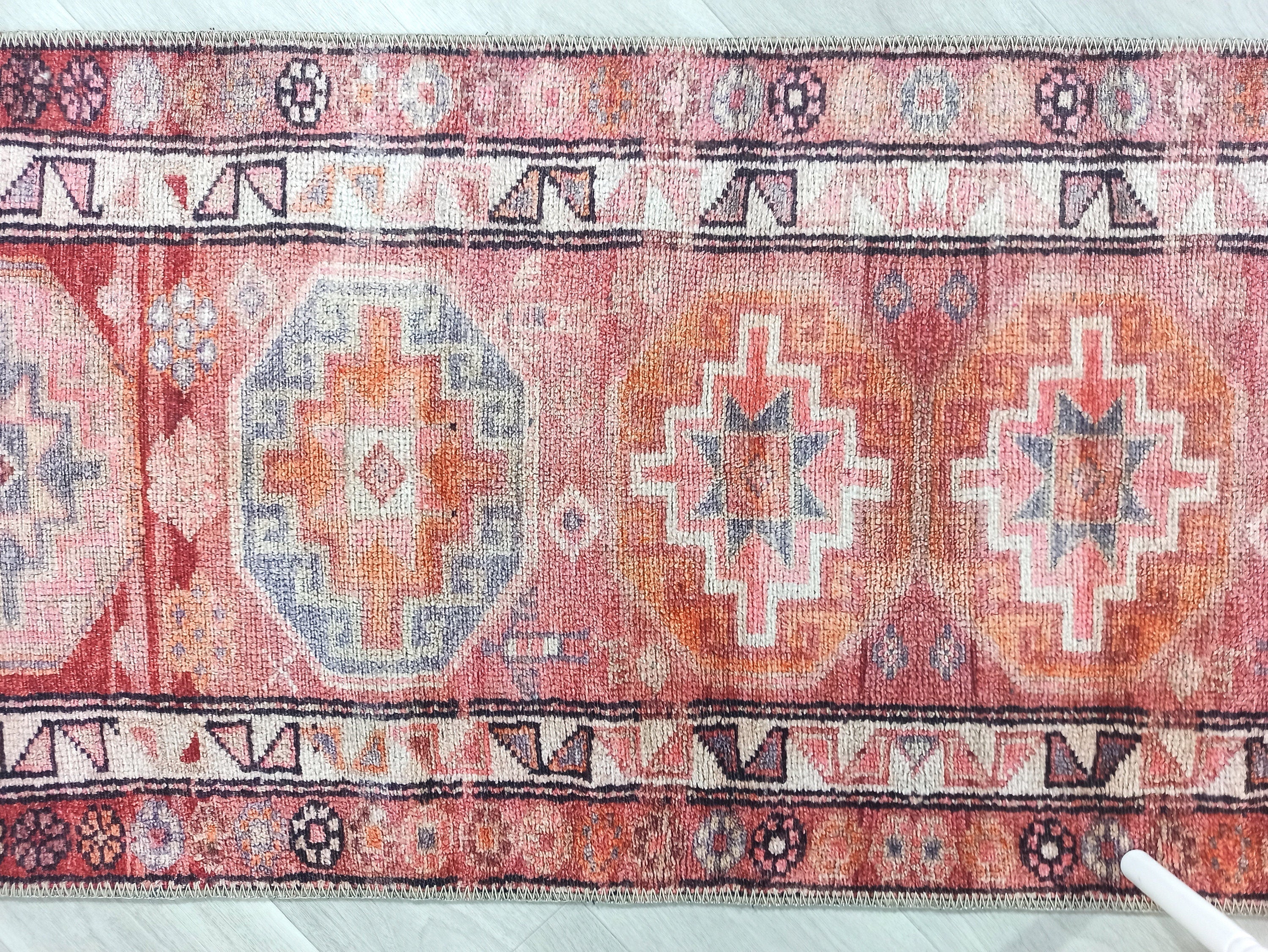 Canlı Pembe ve Turuncu Medalyonlu Vintage Halı
