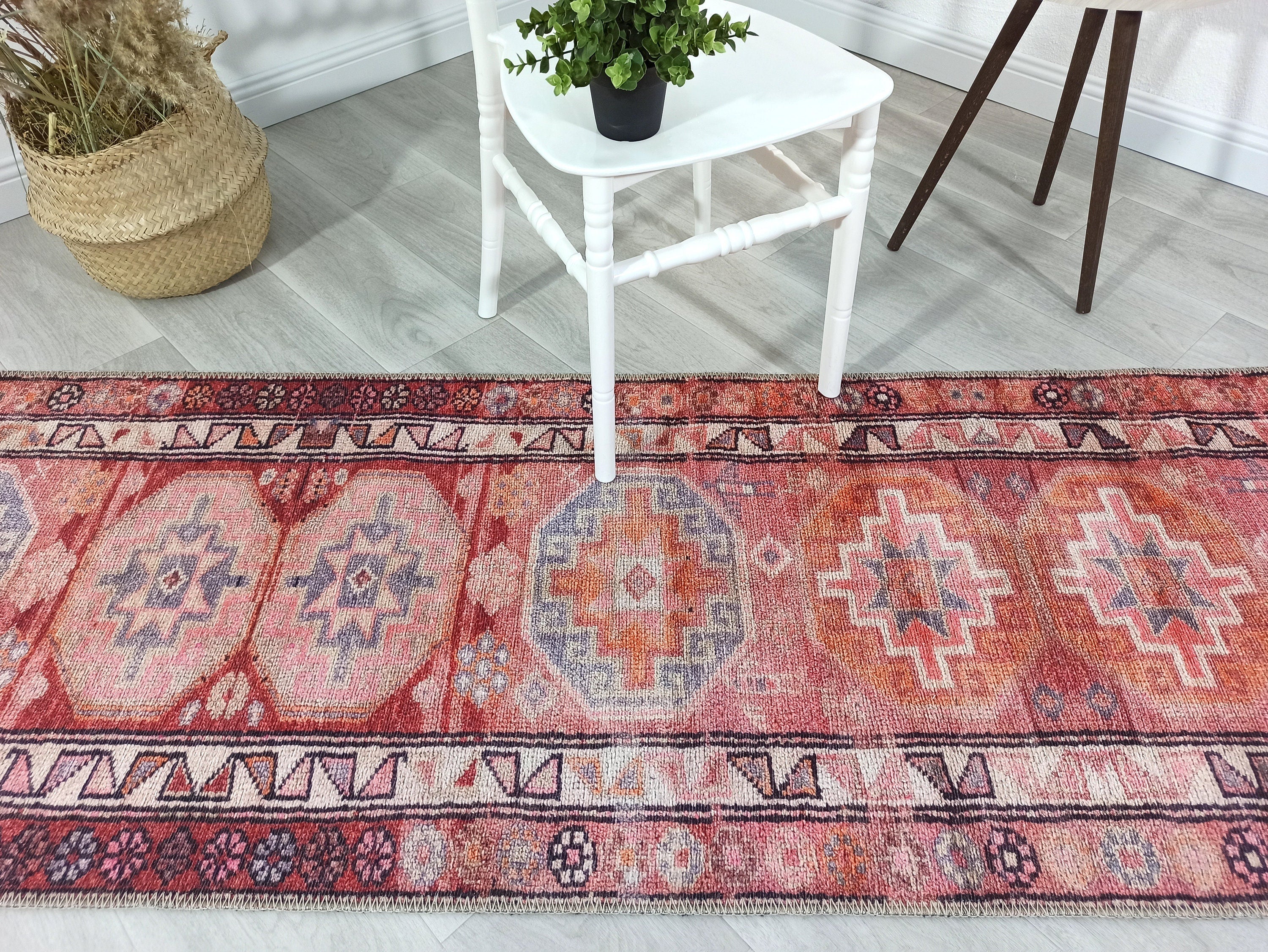 Canlı Pembe ve Turuncu Medalyonlu Vintage Halı