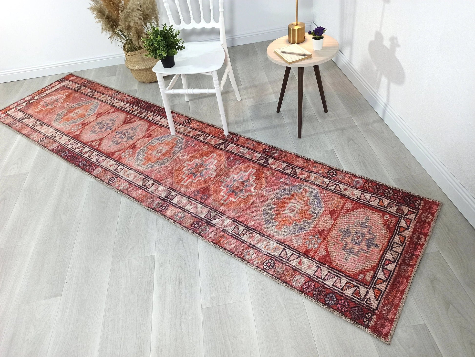 Canlı Pembe ve Turuncu Medalyonlu Vintage Halı