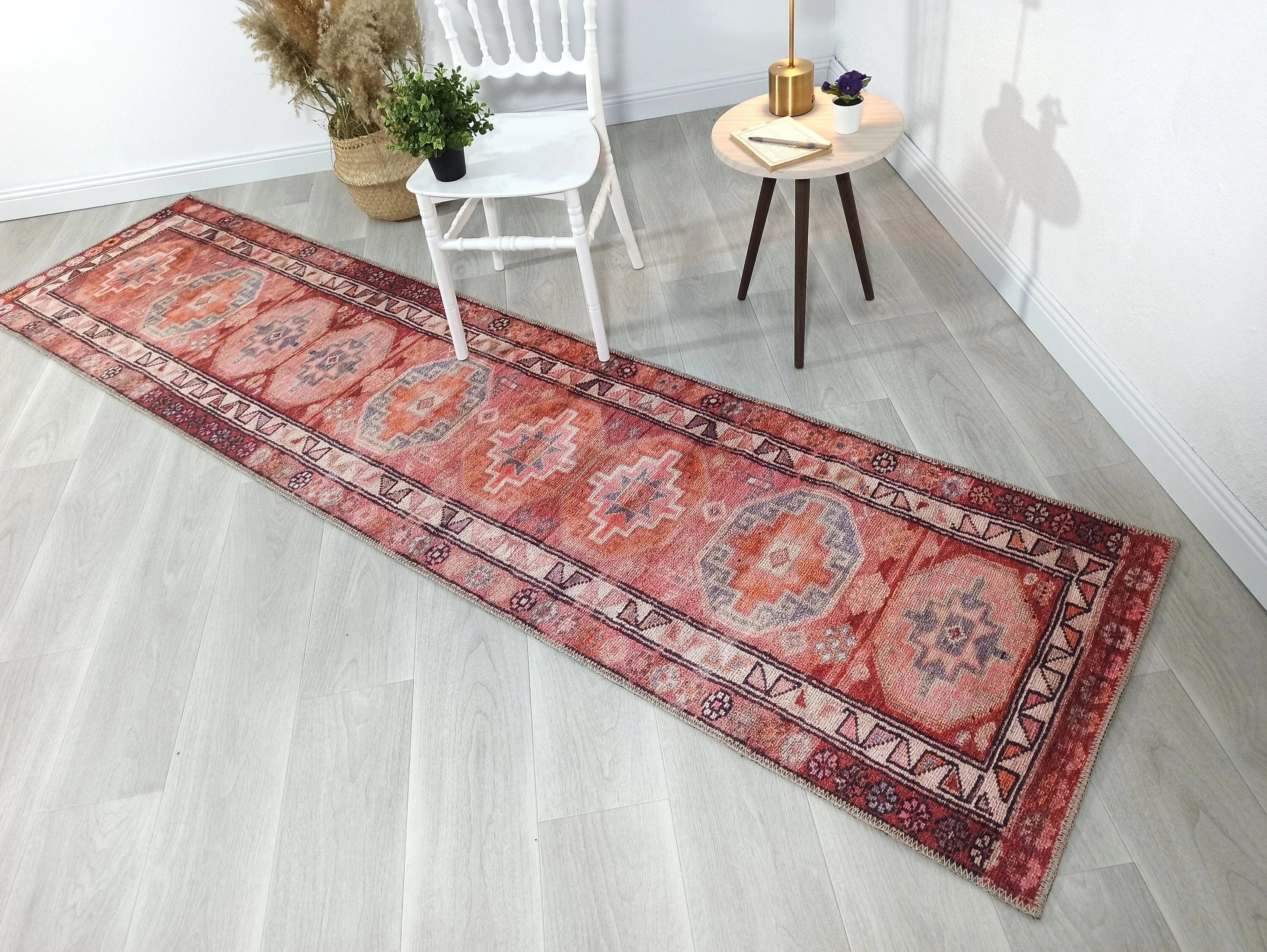 Canlı Pembe ve Turuncu Medalyonlu Vintage Halı
