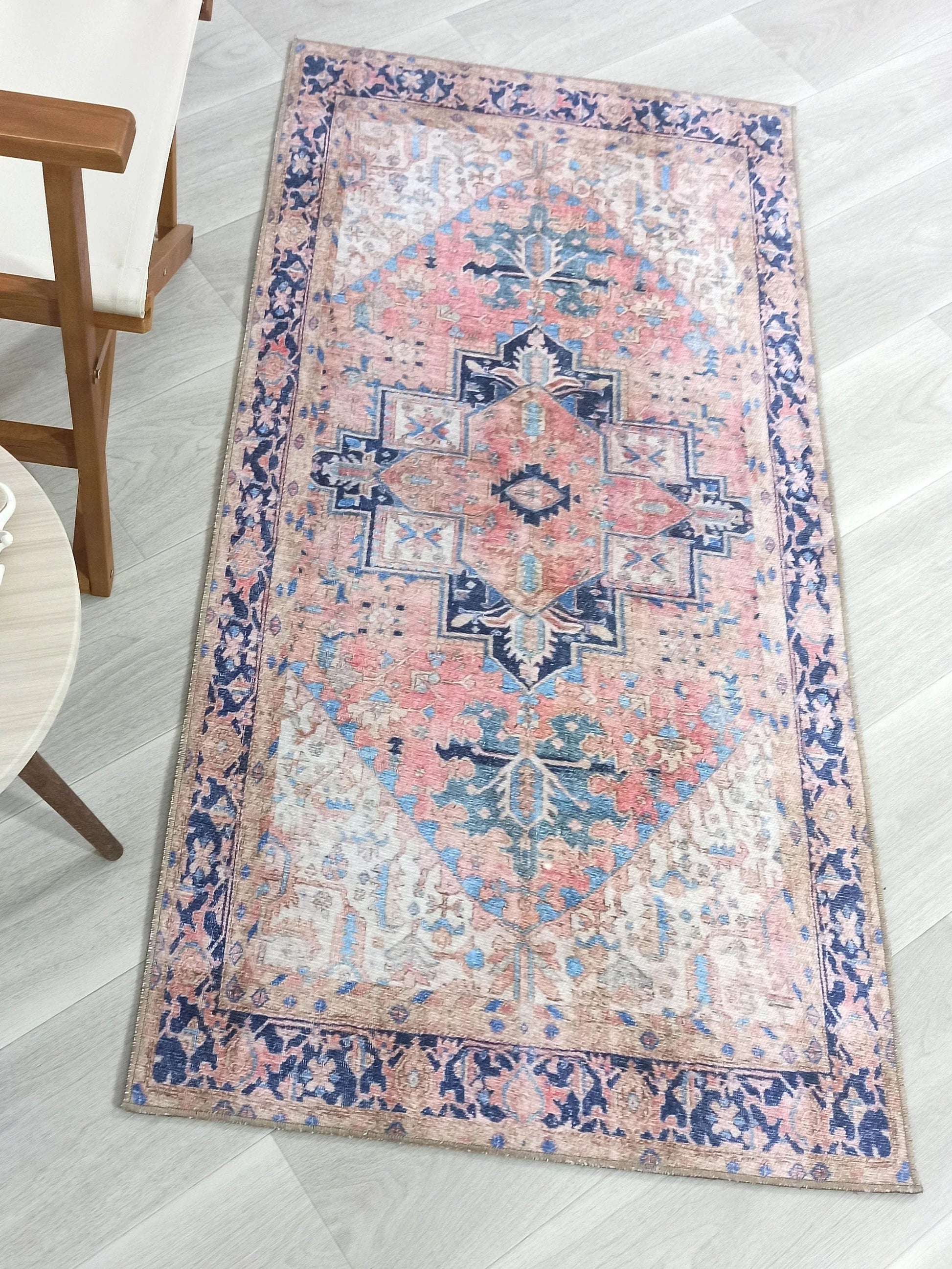 Bej ve Pudra Pembe Medalyonlu Vintage Pers Halısı