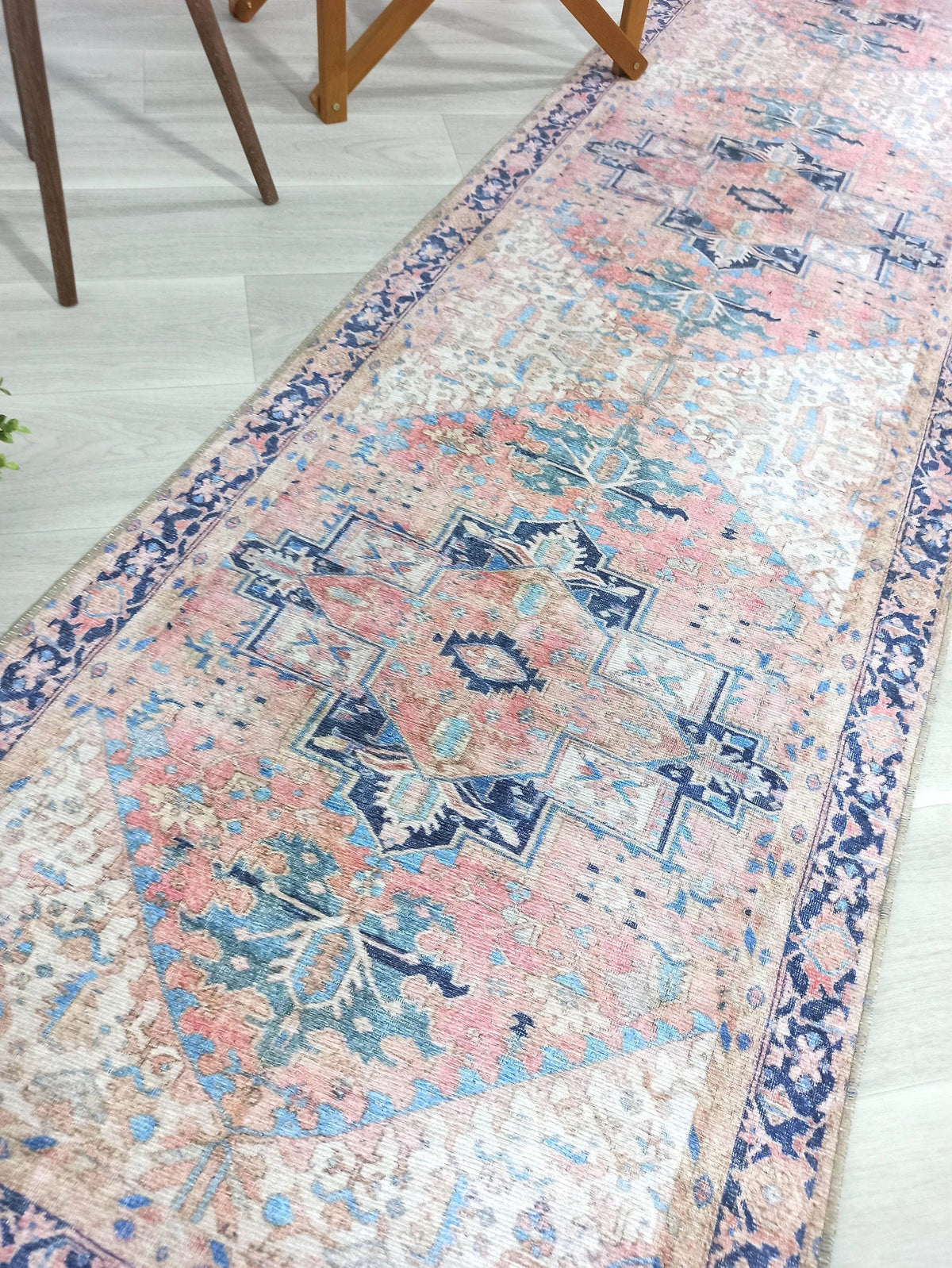 Bej ve Pudra Pembe Medalyonlu Vintage Pers Halısı