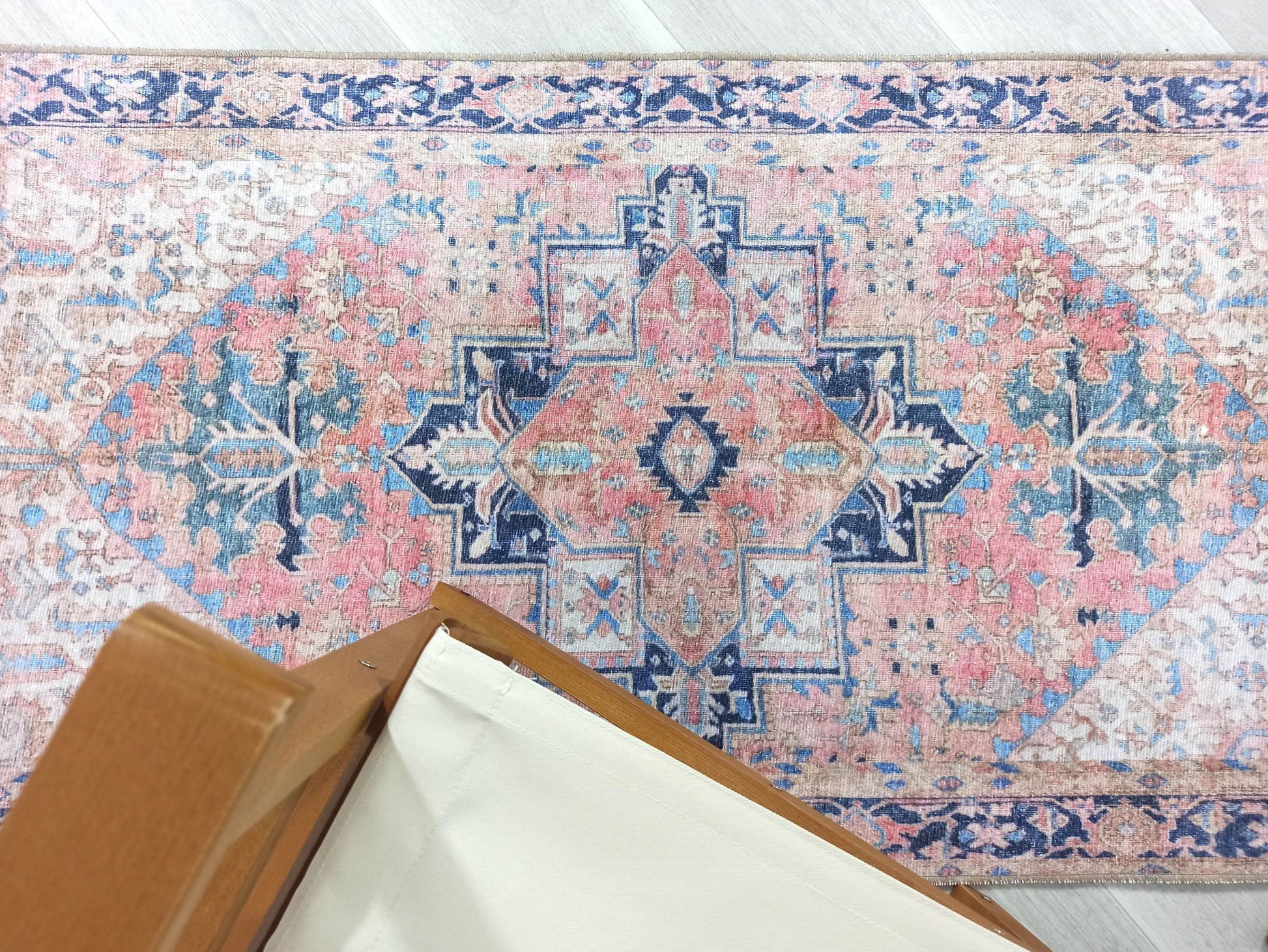 Bej ve Pudra Pembe Medalyonlu Vintage Pers Halısı
