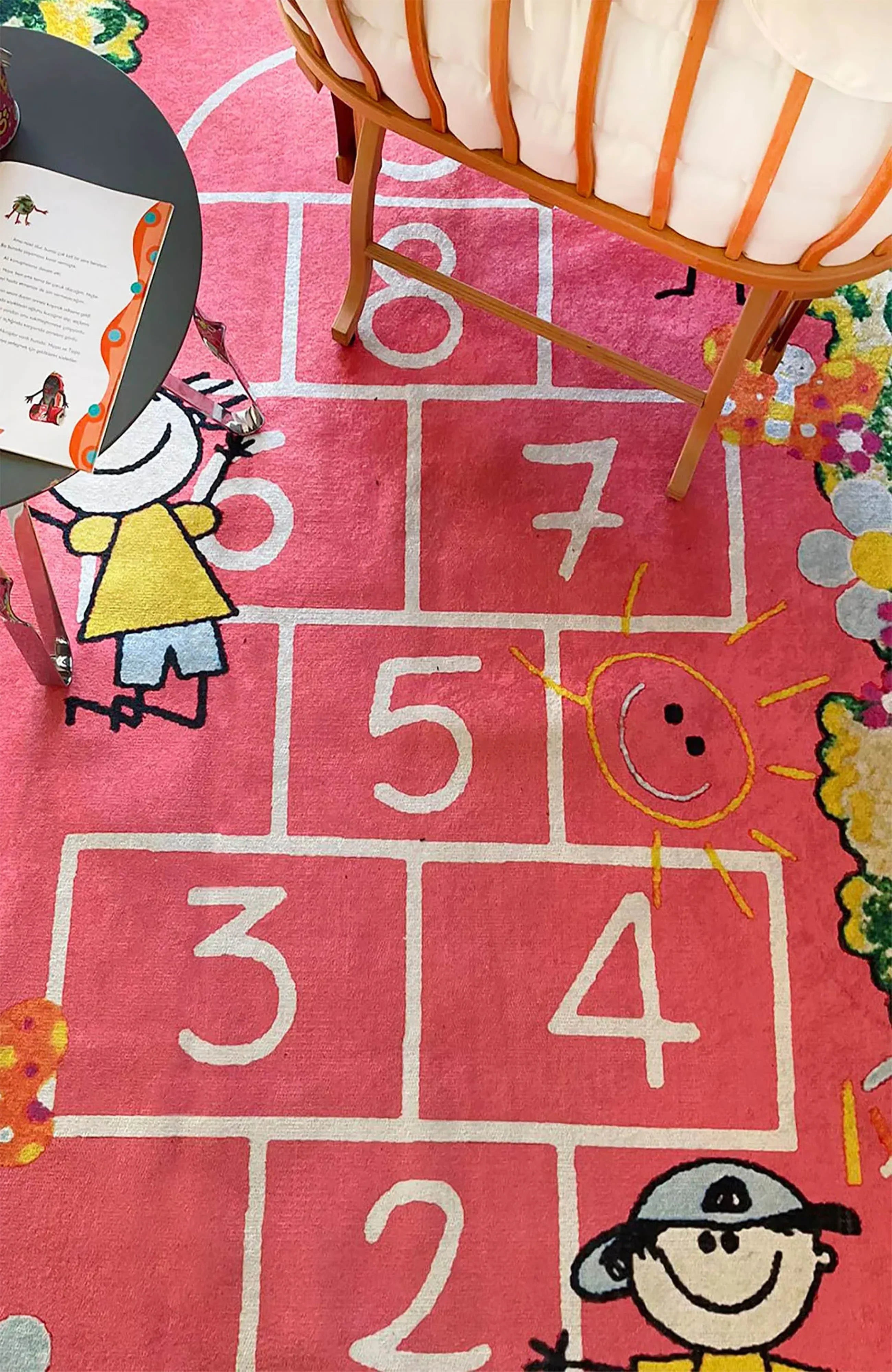 Pembe Seksek Desenli Çizgi Karakterli Yıkanabilir Çocuk Halısı