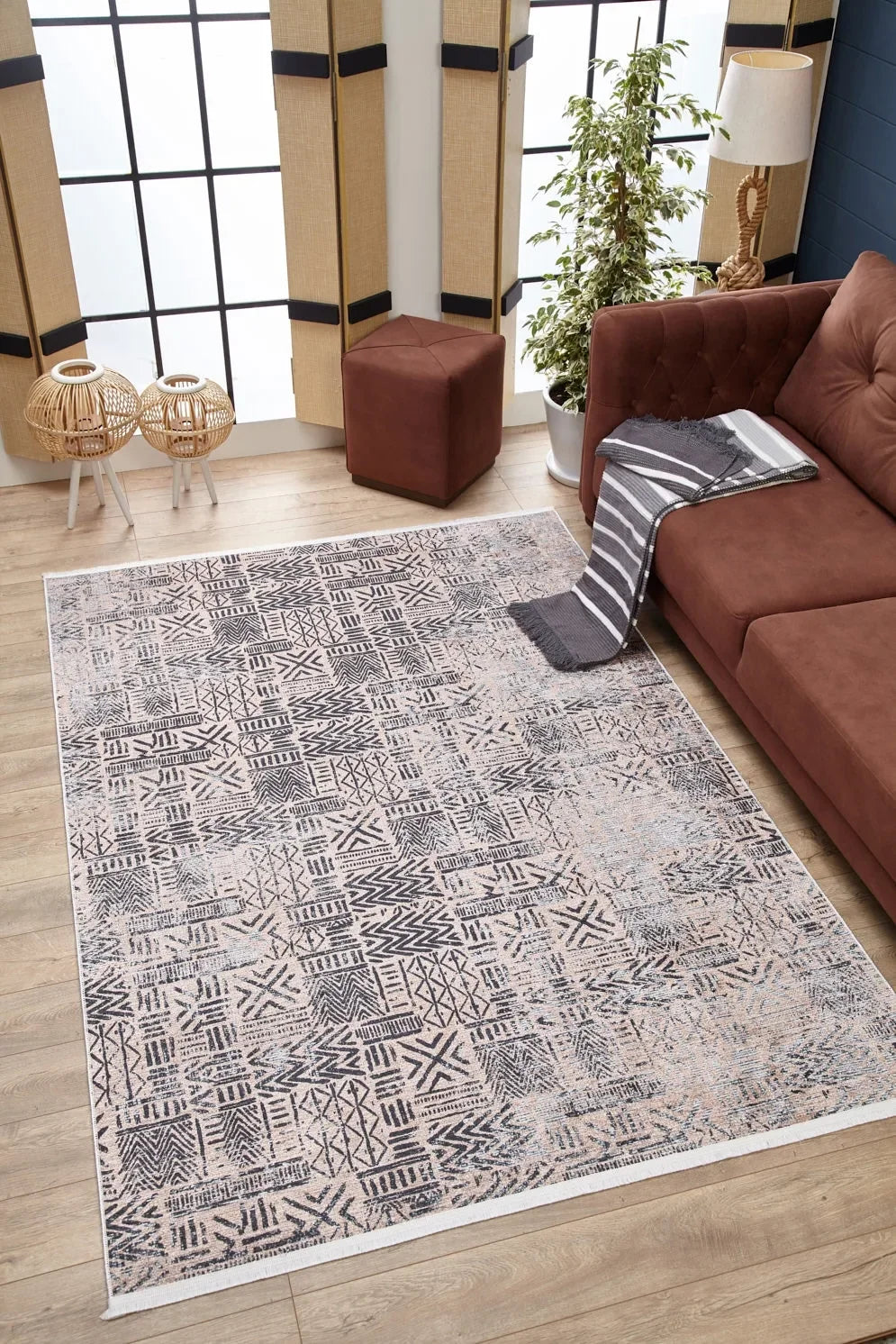 Pudra Gri Siyah Geometrik Desenli Halı