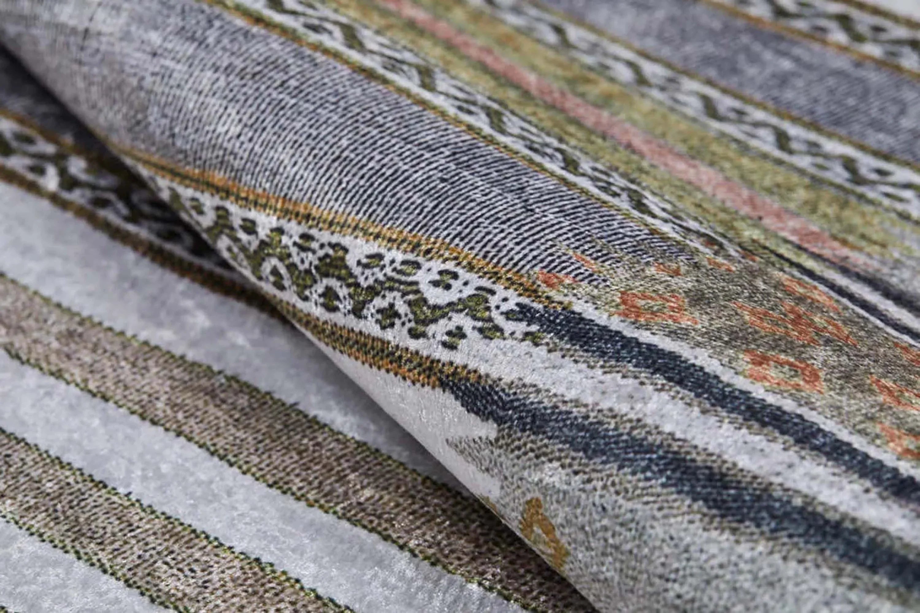 Renkli Çizgili Desenli Anadolu Kilim Halı