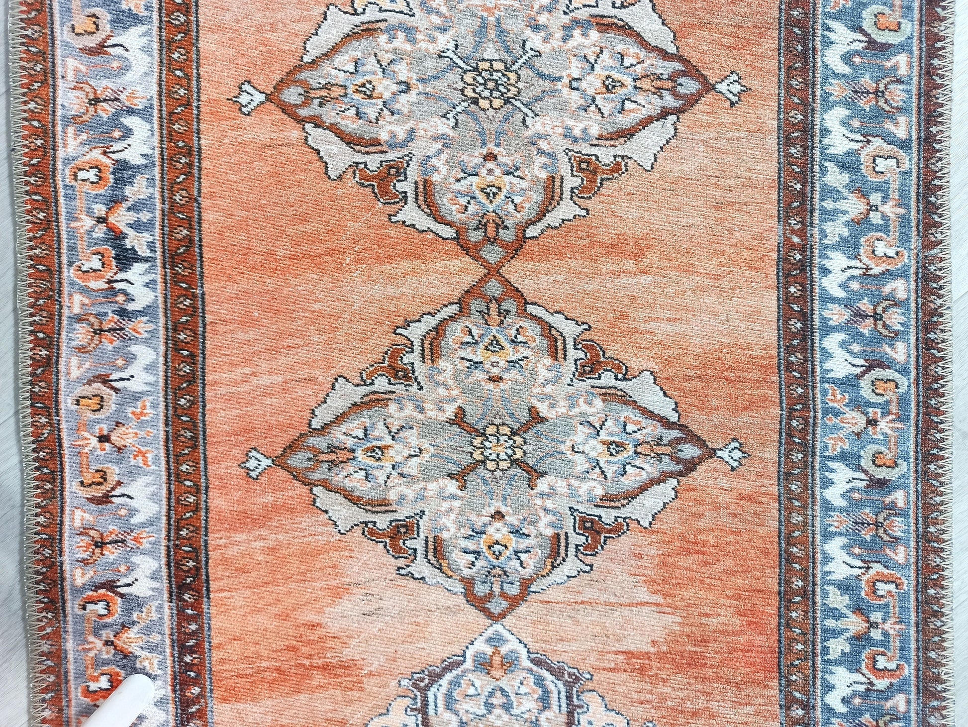 Turuncu ve Mavi Medalyonlu Vintage Halısı