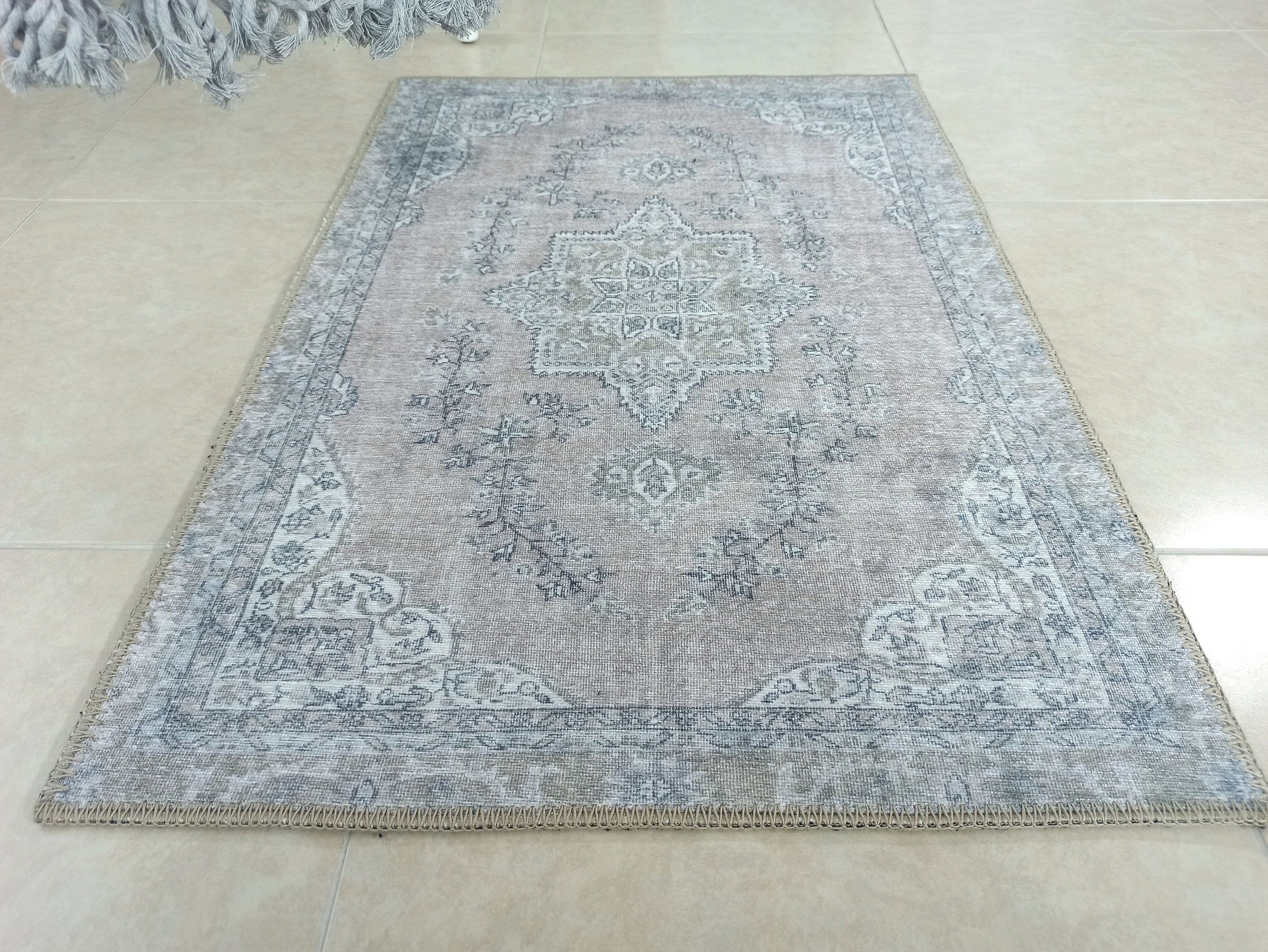 Pudra Pembe ve Gri Eskitme Medalyonlu Vintage Halı