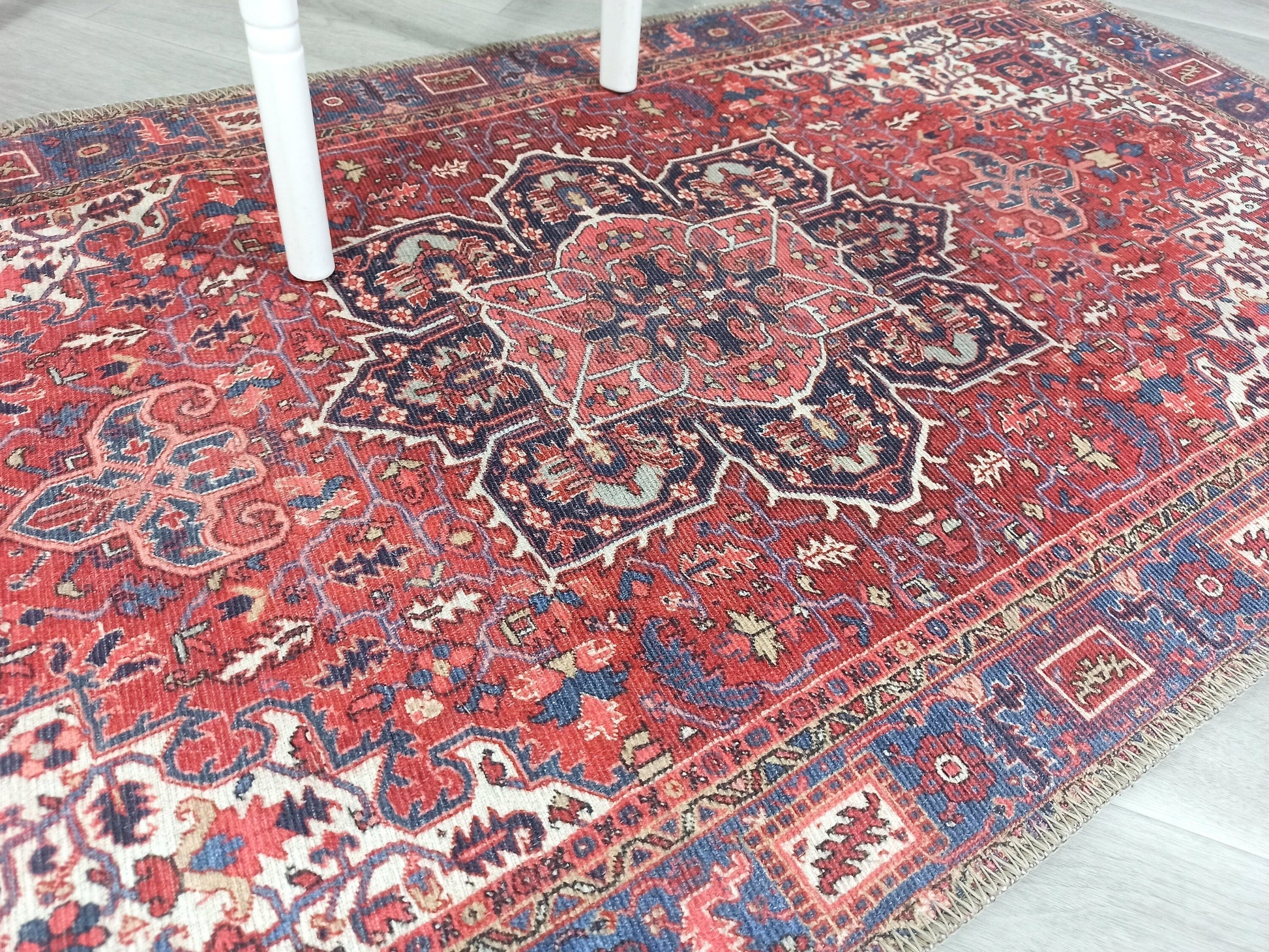 Solgun Kırmızı ve Mavi Medalyonlu Vintage Pers Halısı