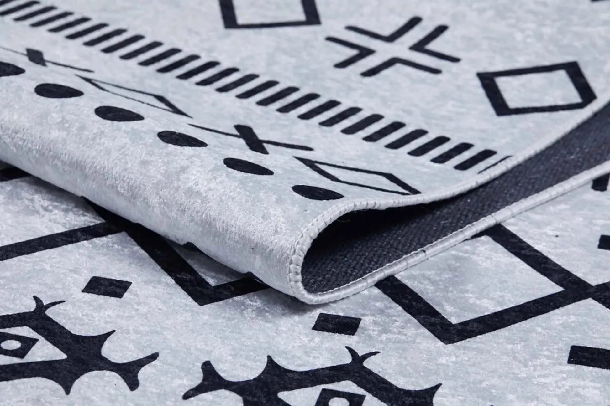 Siyah Beyaz Geometrik Desenli Bohem Halı