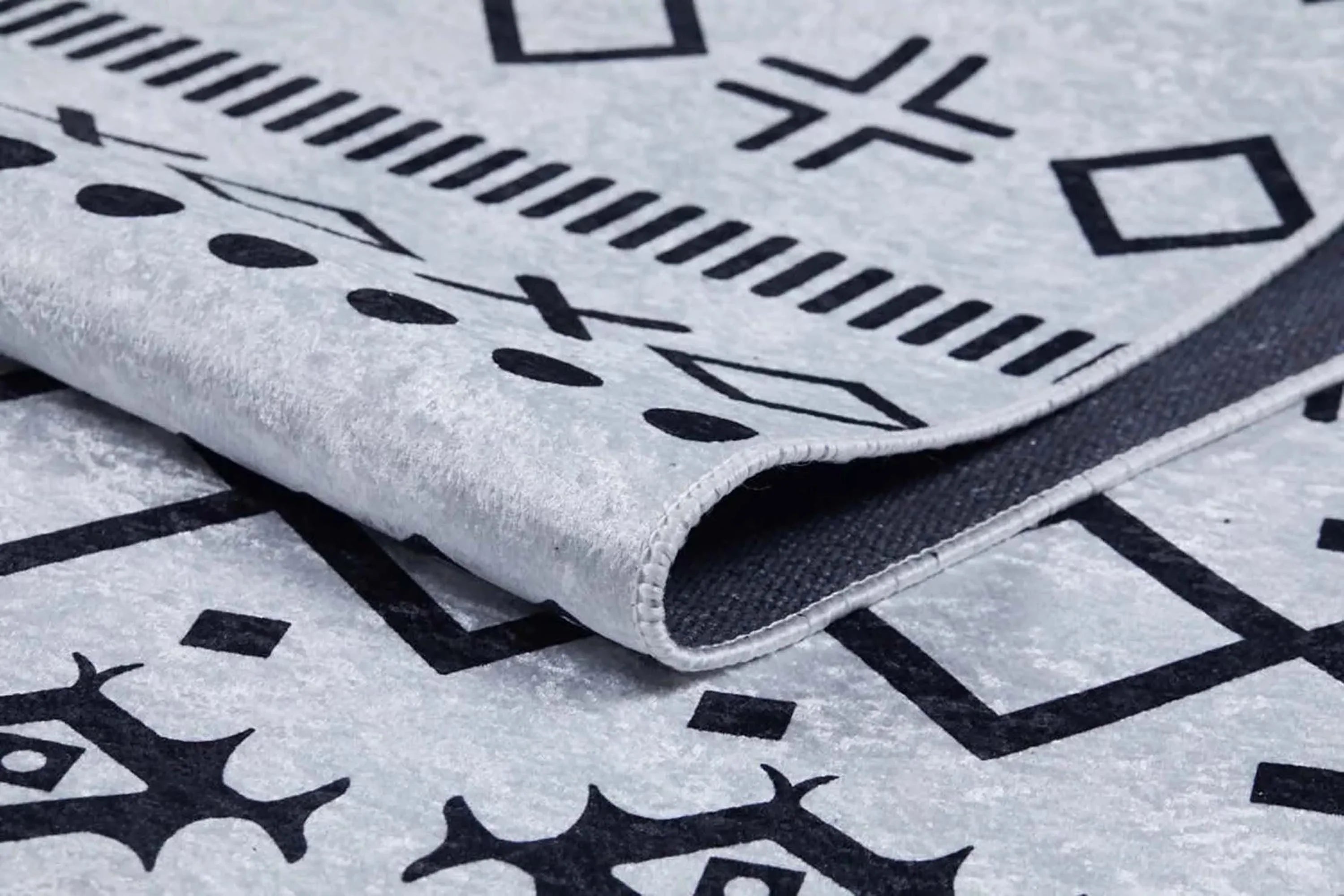 Siyah Beyaz Geometrik Desenli Bohem Halı