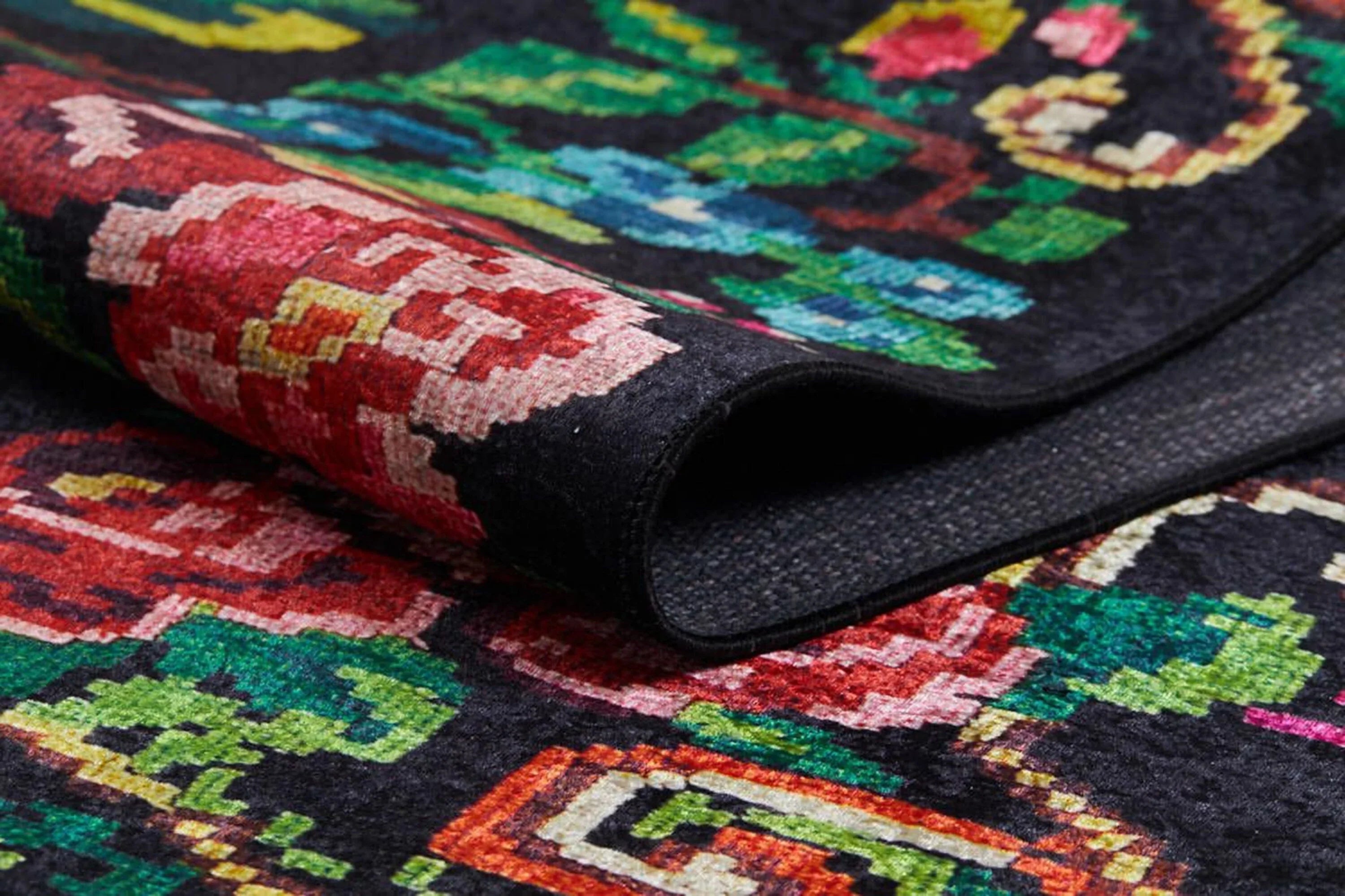 Siyah Gül Desenli Karabağ Kilim Halı