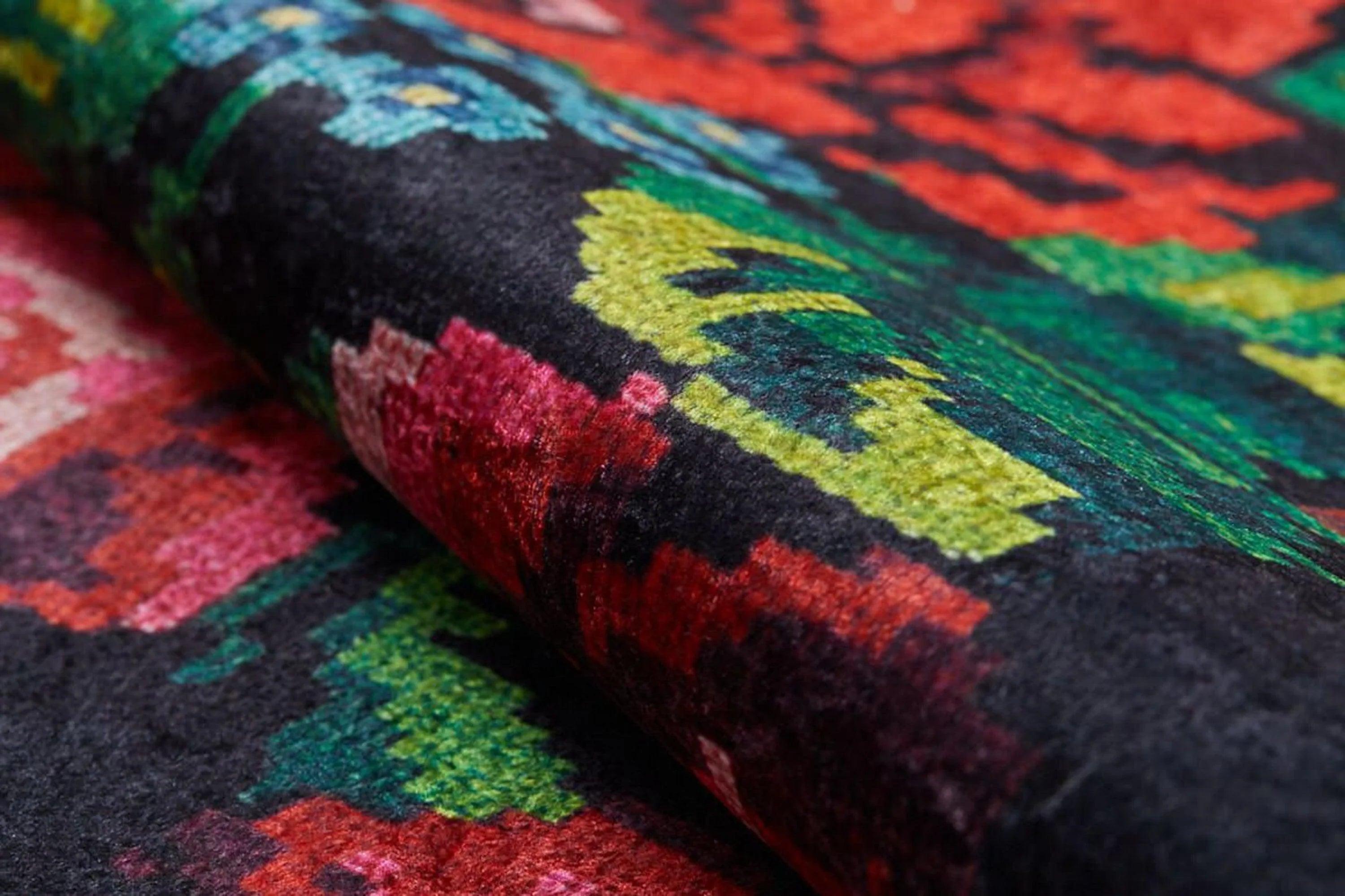 Siyah Gül Desenli Karabağ Kilim Halı