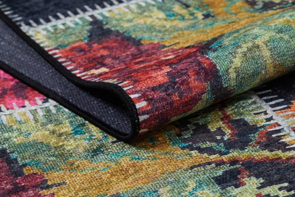 Siyah Zemin Canlı Çiçekli Patchwork Görünümlü Desenli Halı
