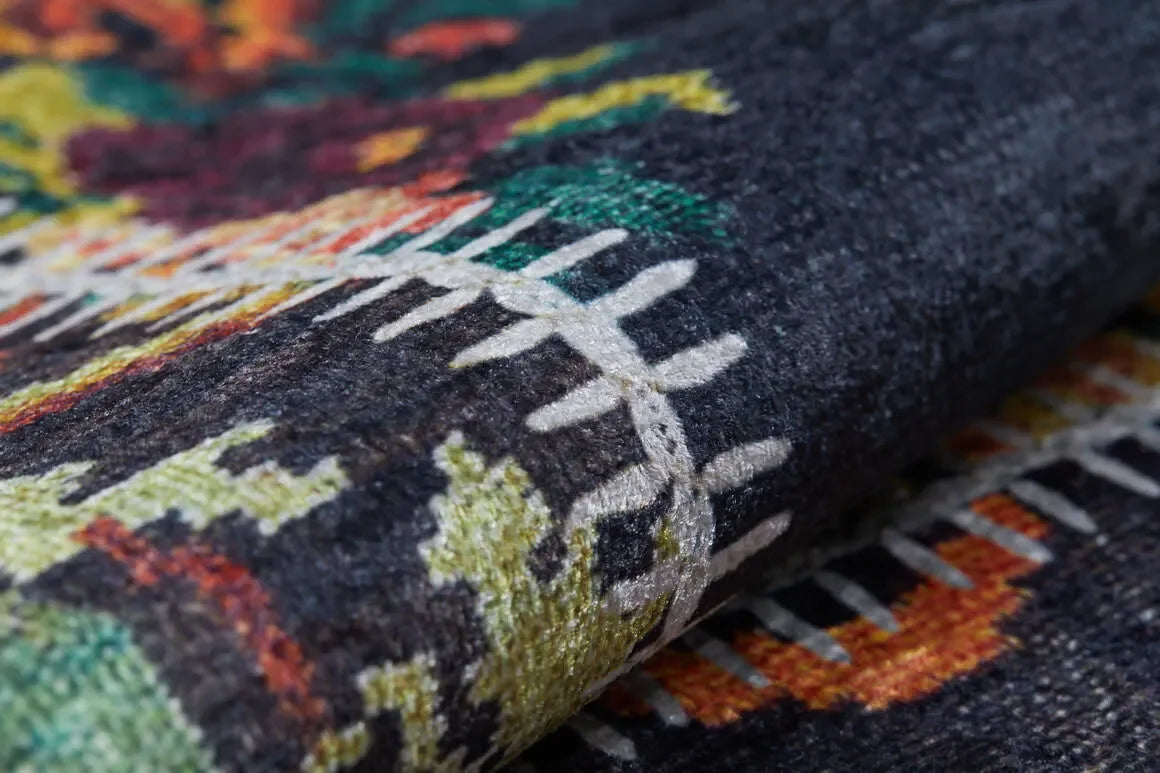 Siyah Zemin Canlı Çiçekli Patchwork Görünümlü Desenli Halı