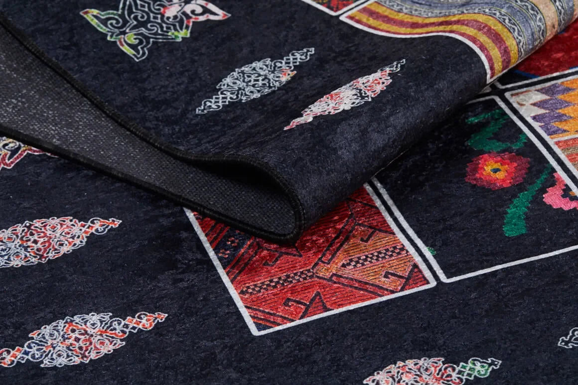 Siyah Zemin Çok Renkli Kareli Patchwork Görünümlü Halı