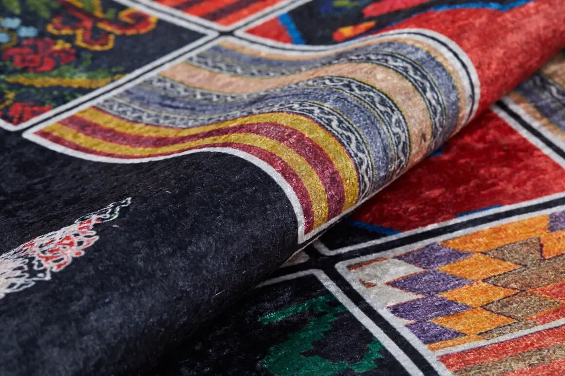 Siyah Zemin Çok Renkli Kareli Patchwork Görünümlü Halı