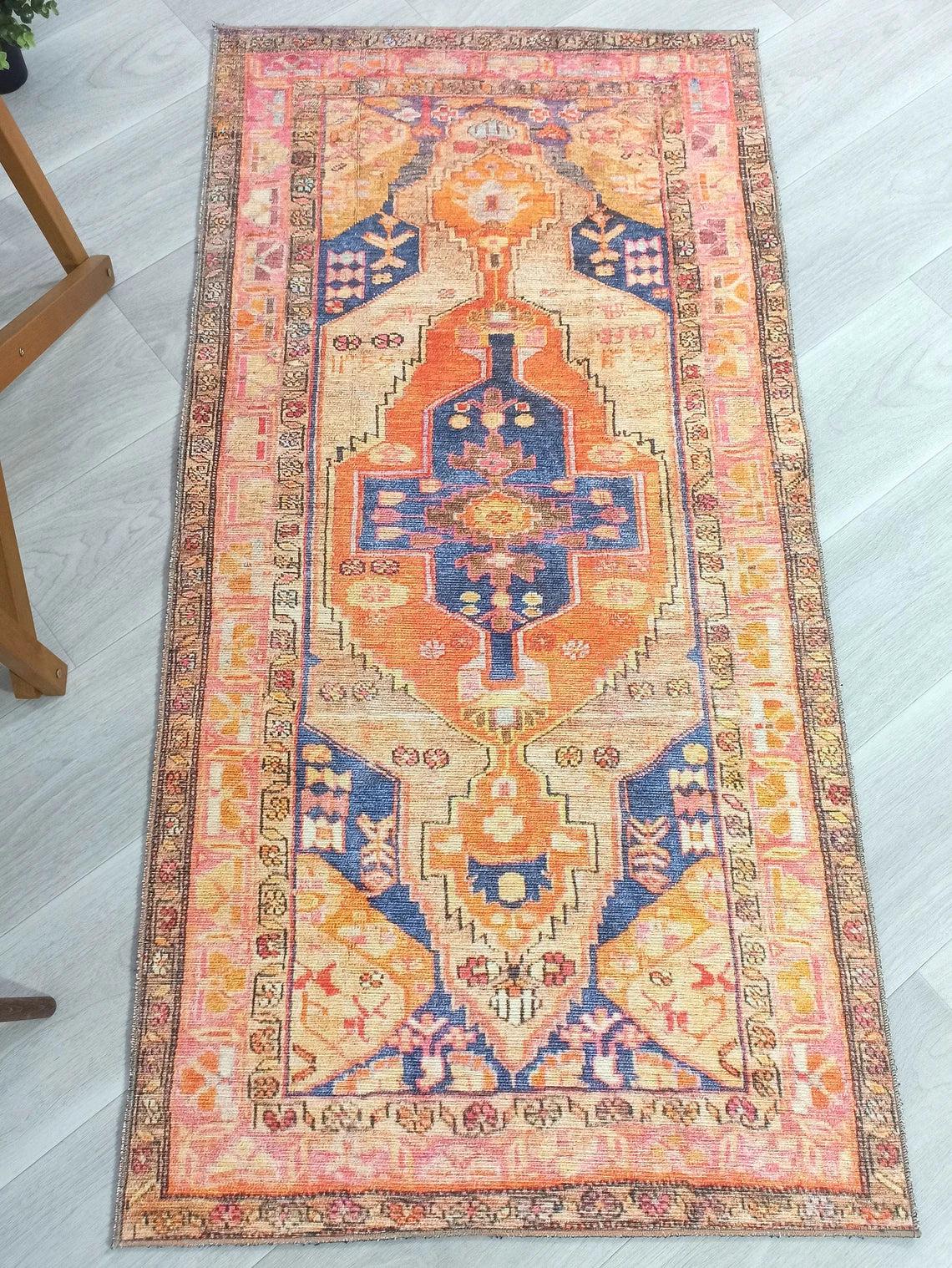 Sarı ve Turuncu Geometrik Desenli Vintage Türk Halısı
