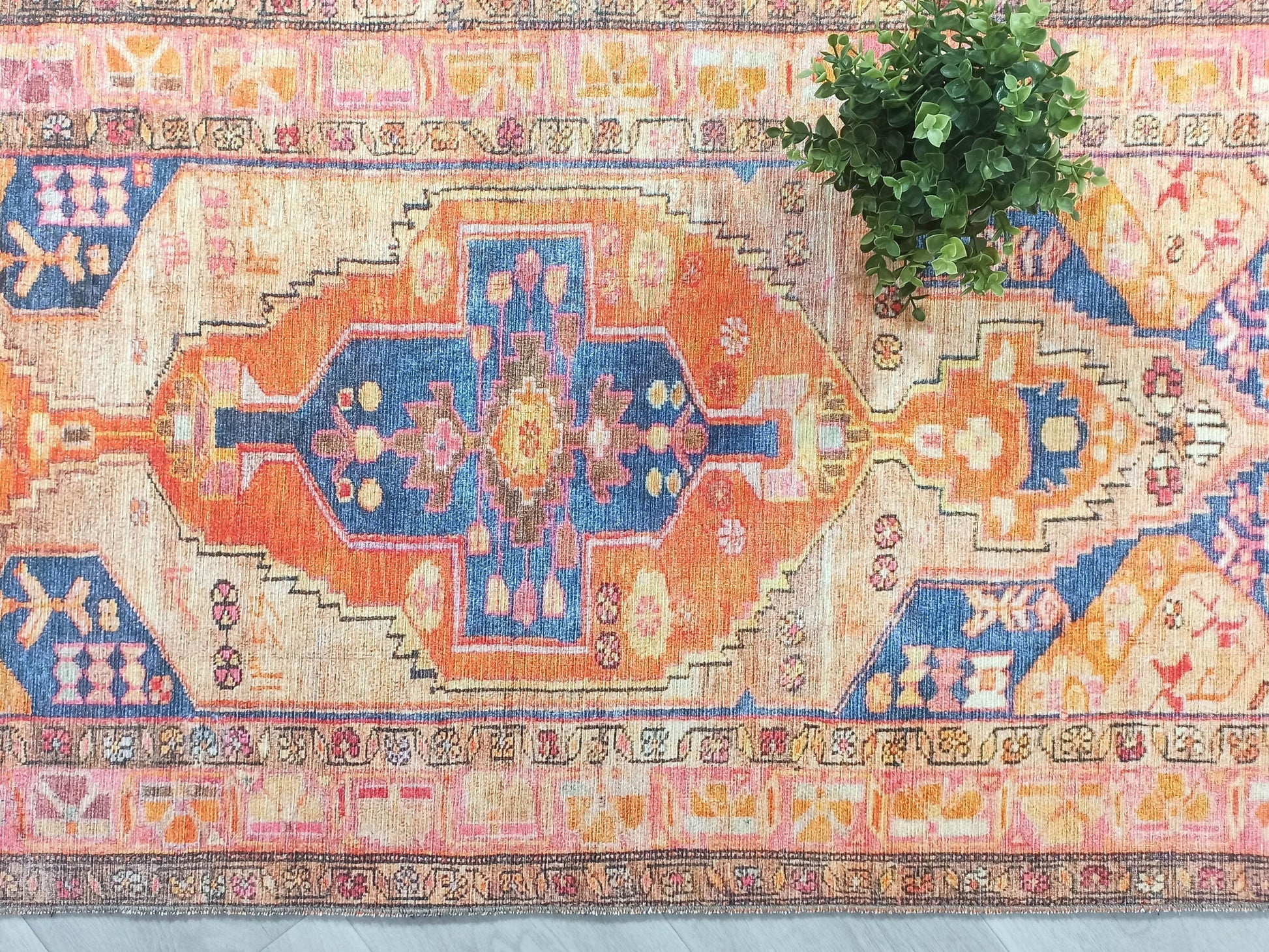 Sarı ve Turuncu Geometrik Desenli Vintage Türk Halısı