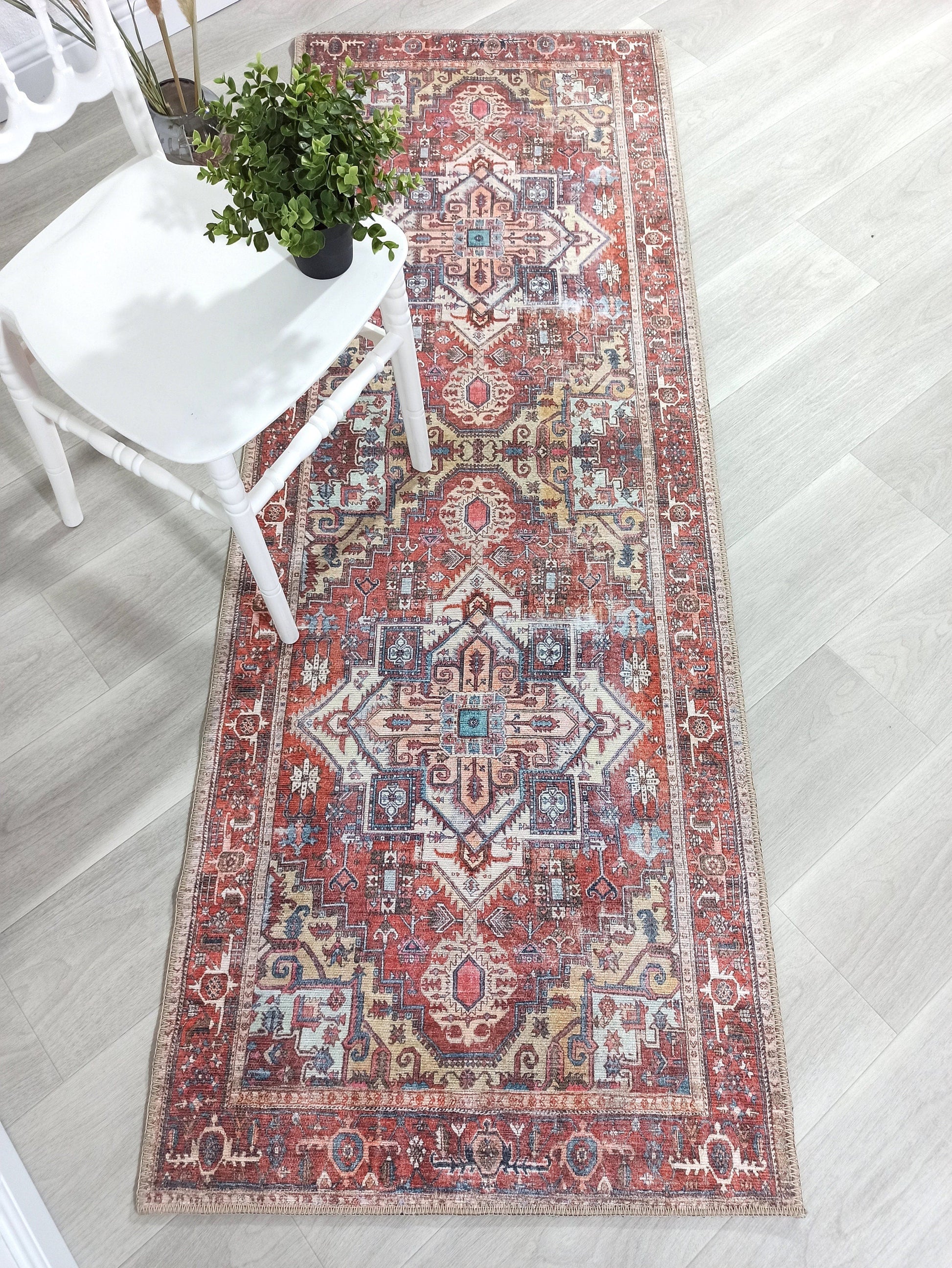 Pas Kırmızısı ve Kayısı Tonlu Medalyonlu Vintage Halı