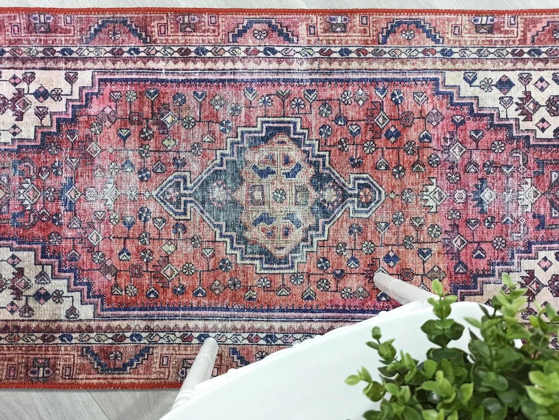 Canlı Pembe ve Kırmızı Medalyonlu Vintage Türk Halısı