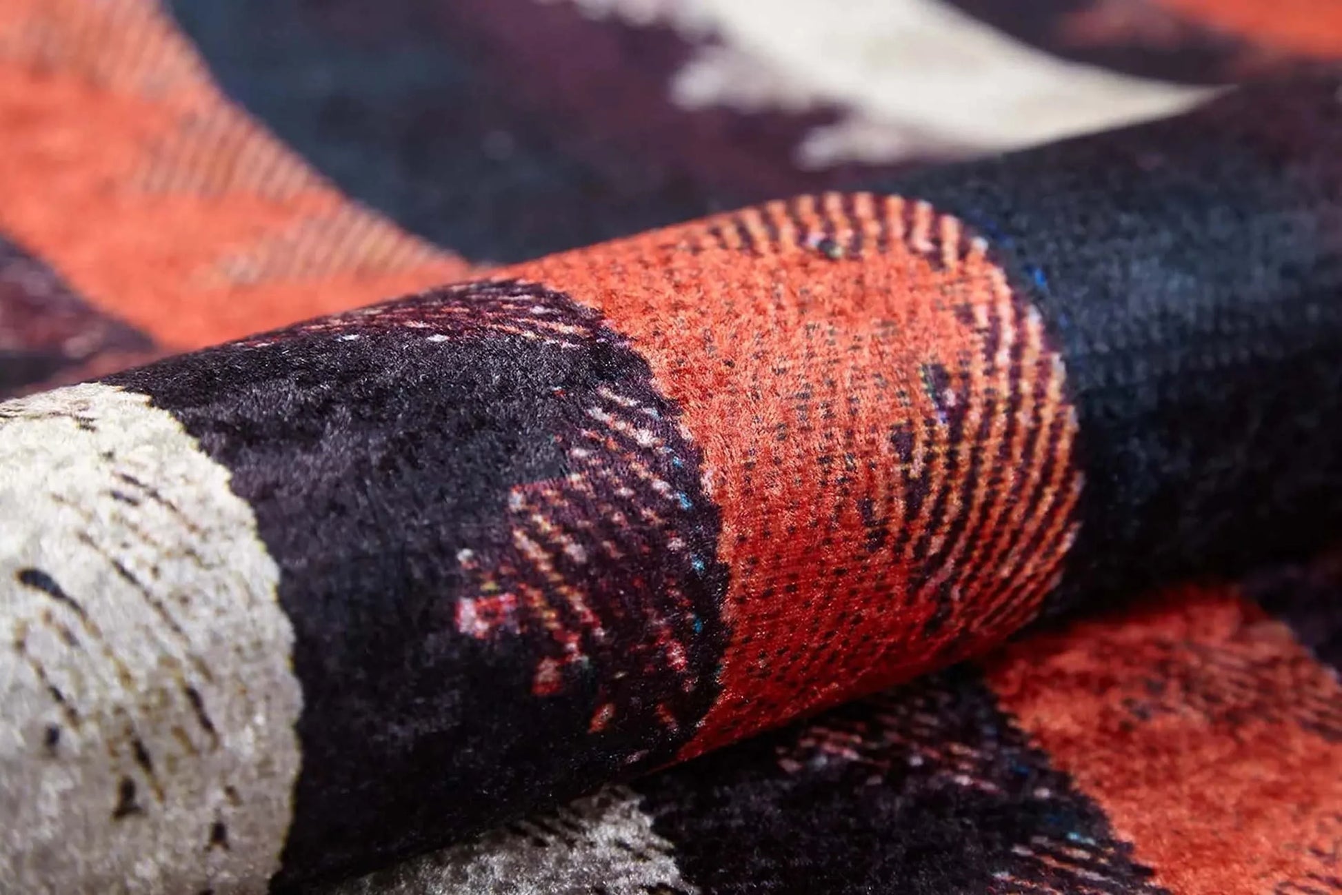 Turuncu Siyah Bej Geometrik Desenli Kilim Halı