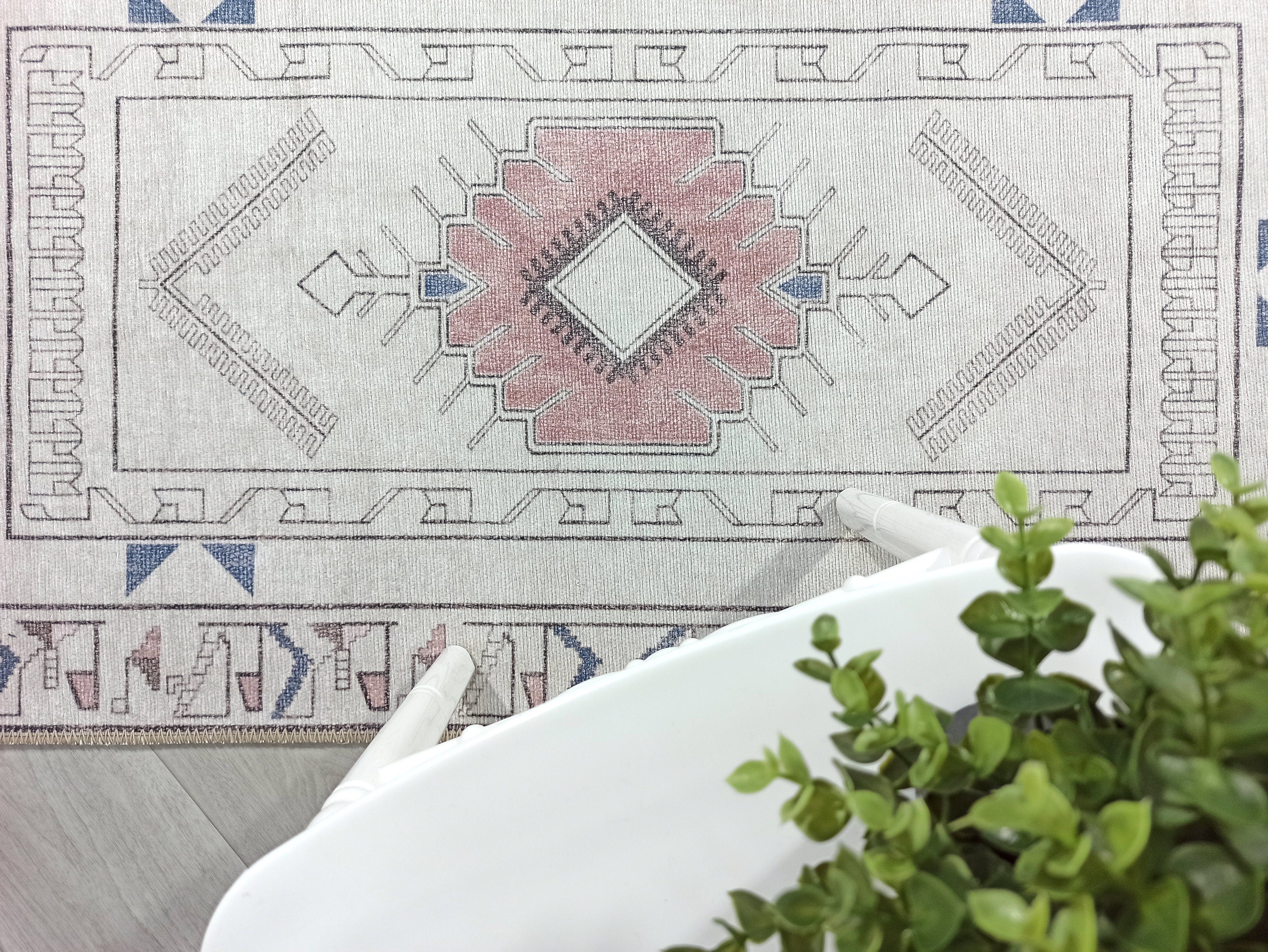 Beyaz ve Pastel Tonlu Geometrik Medalyonlu Kilim Halı