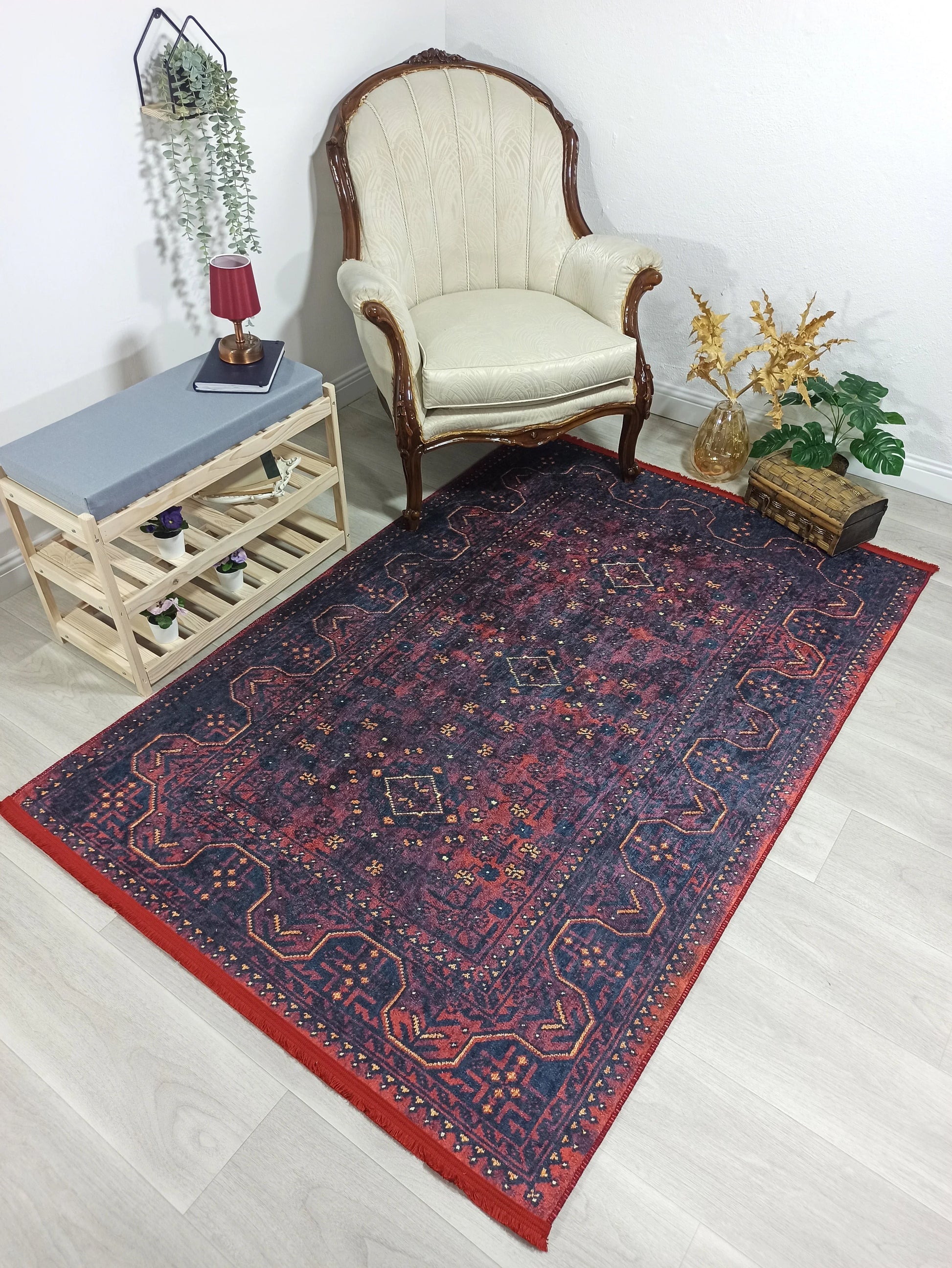 Uşak Antik Kırmızı Lacivert Halı