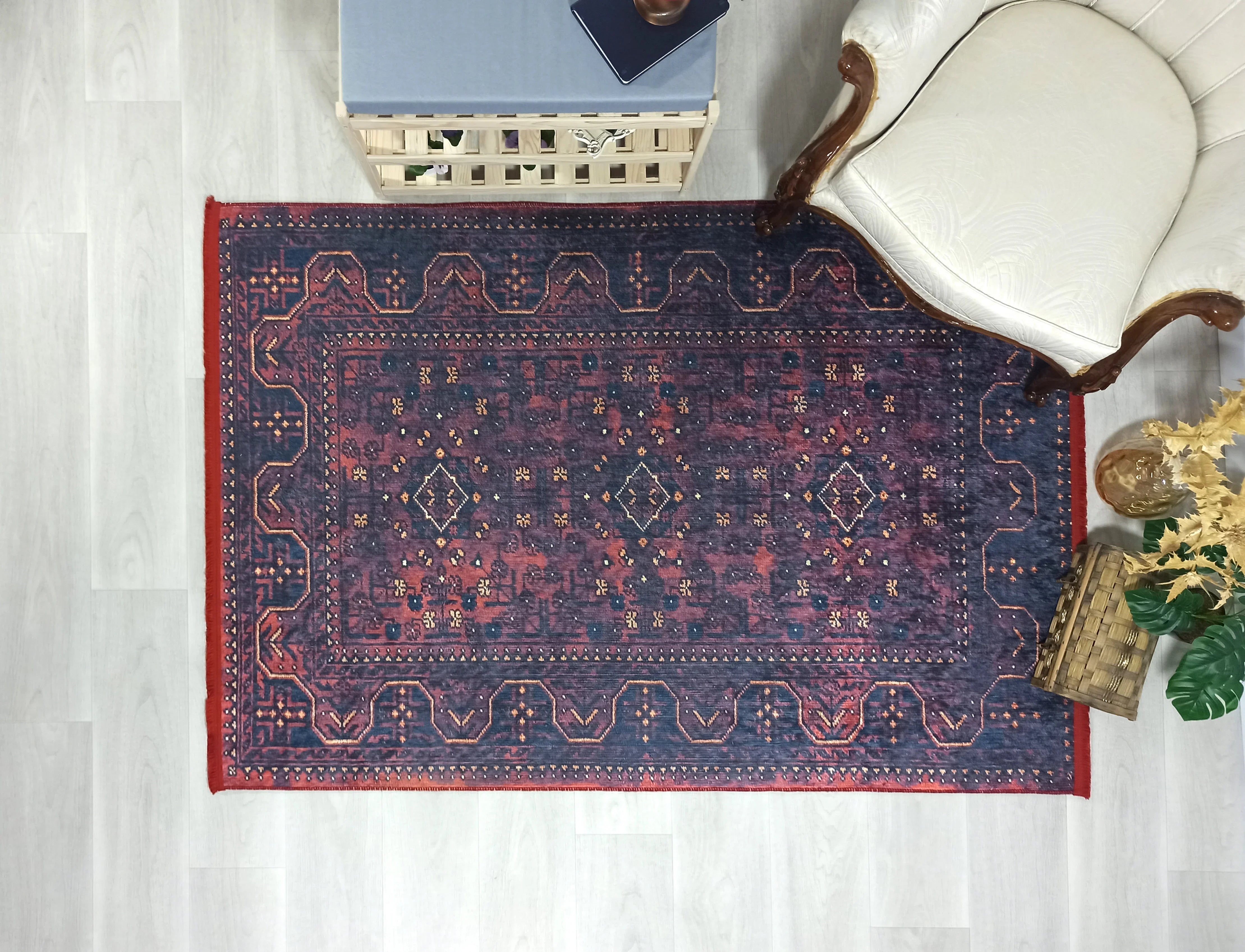 Uşak Antik Kırmızı Lacivert Halı