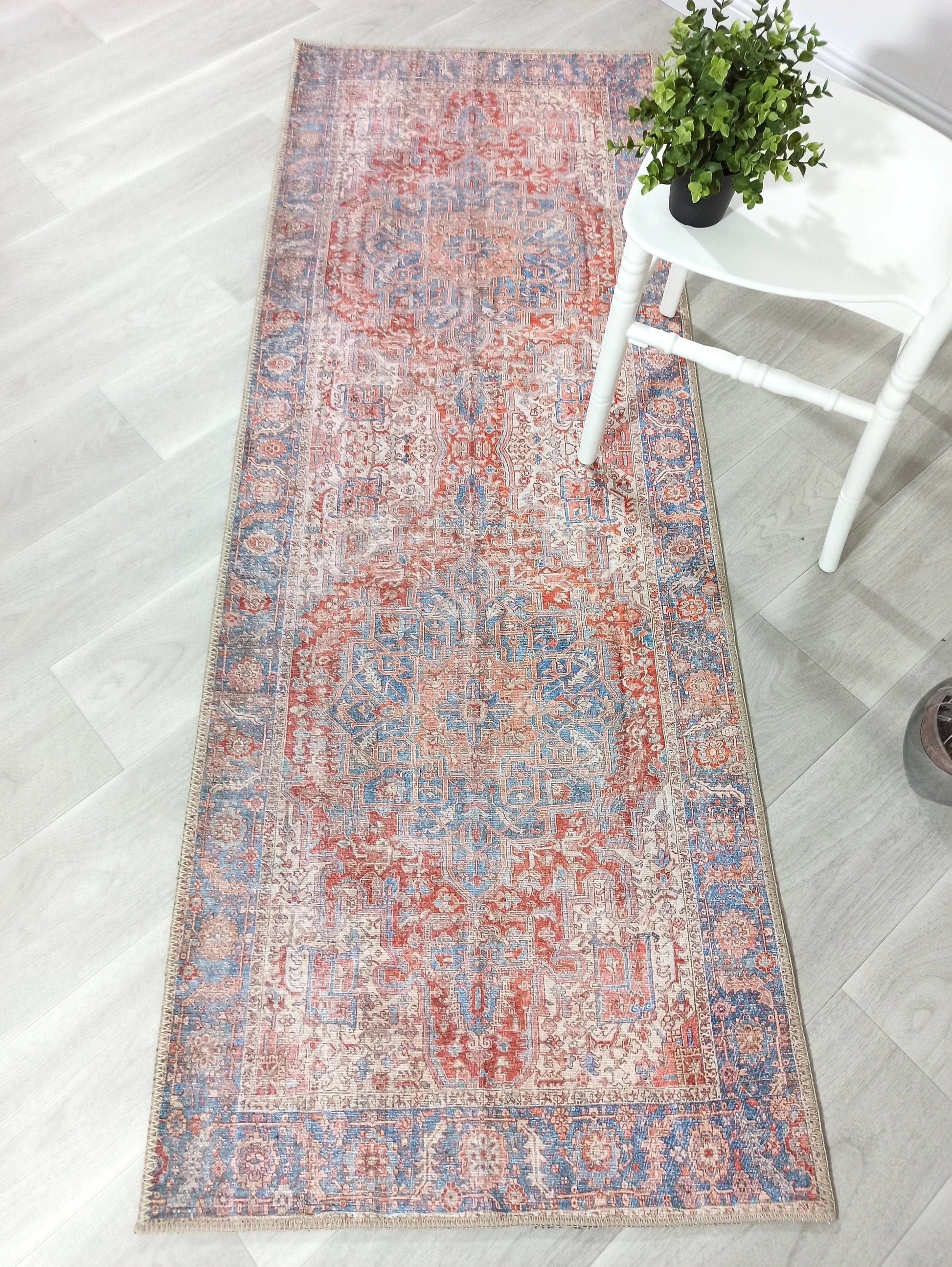 Terracotta ve Gök Mavisi Eskitme Medalyonlu Vintage Halı