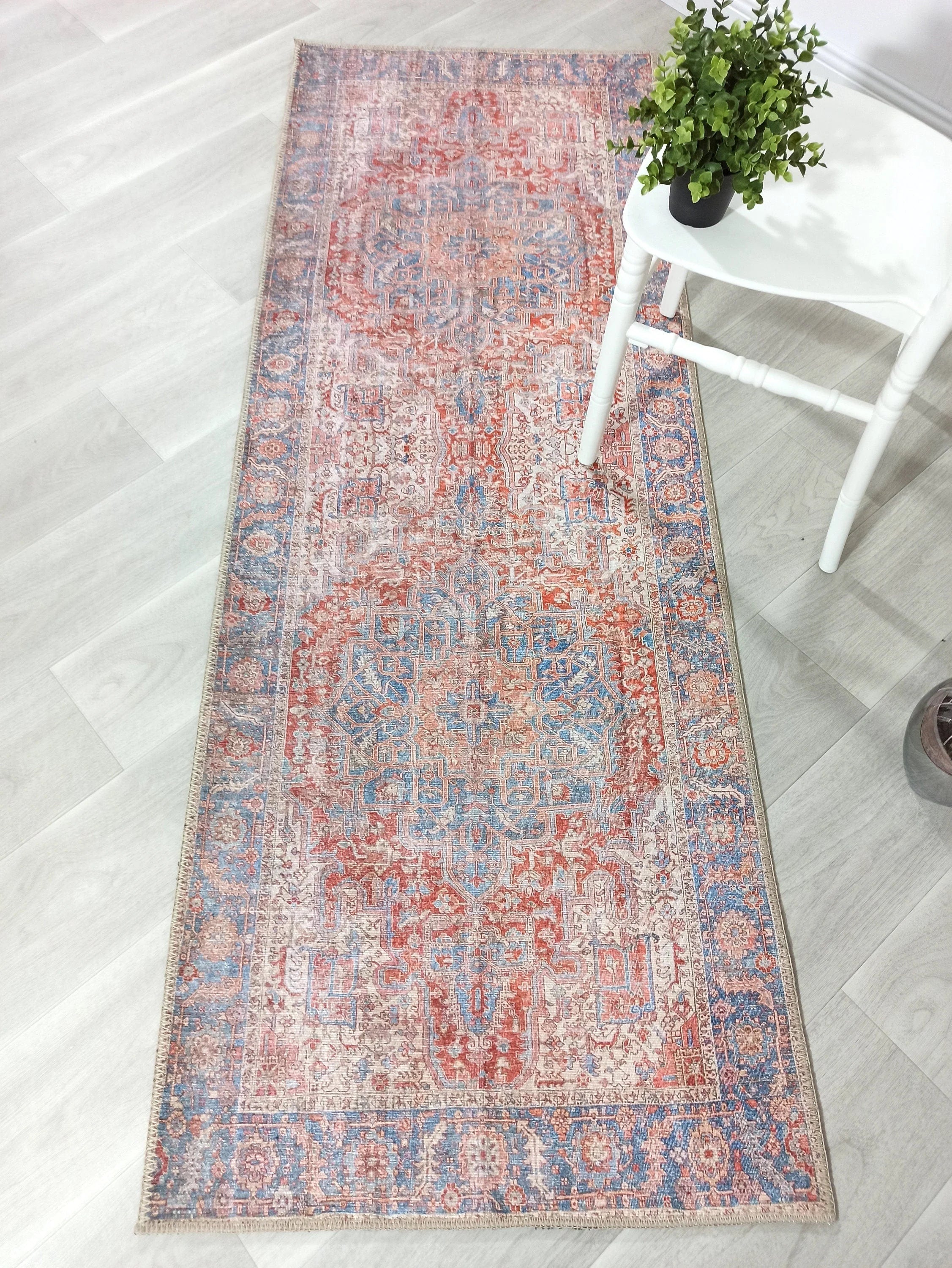 Terracotta ve Gök Mavisi Eskitme Medalyonlu Vintage Halı