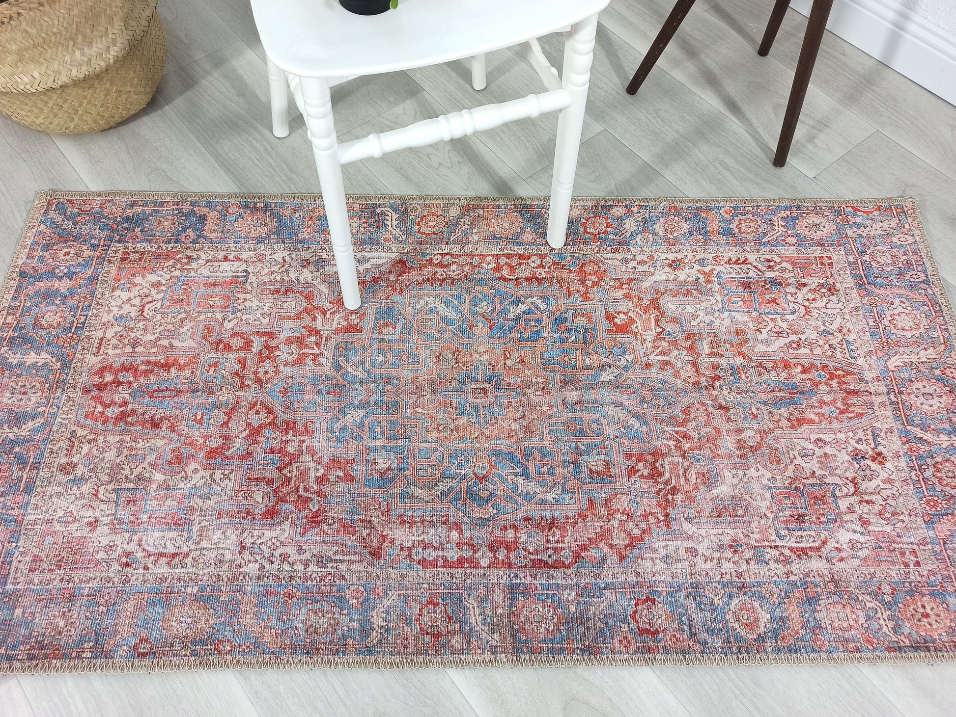 Terracotta ve Gök Mavisi Eskitme Medalyonlu Vintage Halı