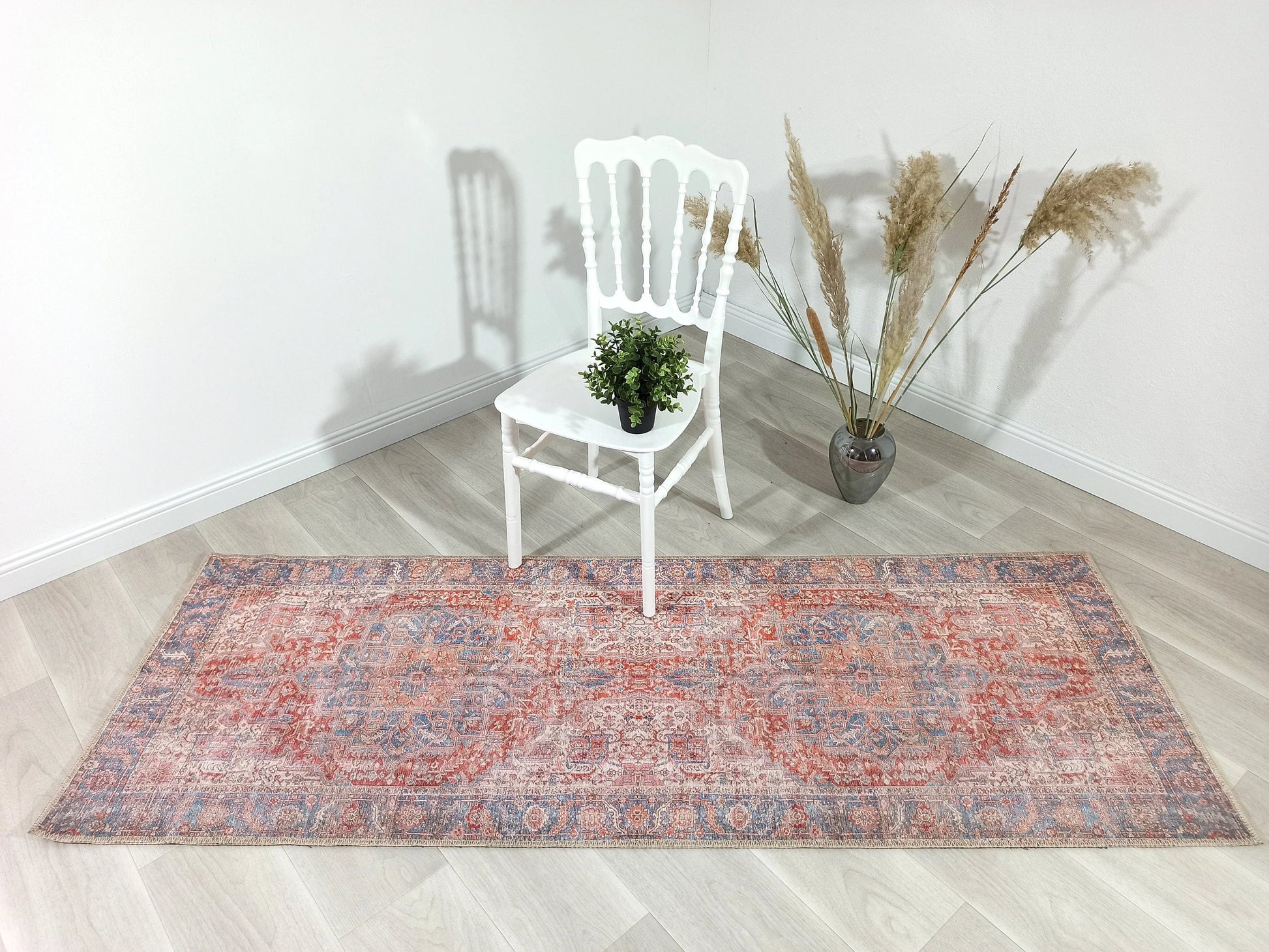 Terracotta ve Gök Mavisi Eskitme Medalyonlu Vintage Halı