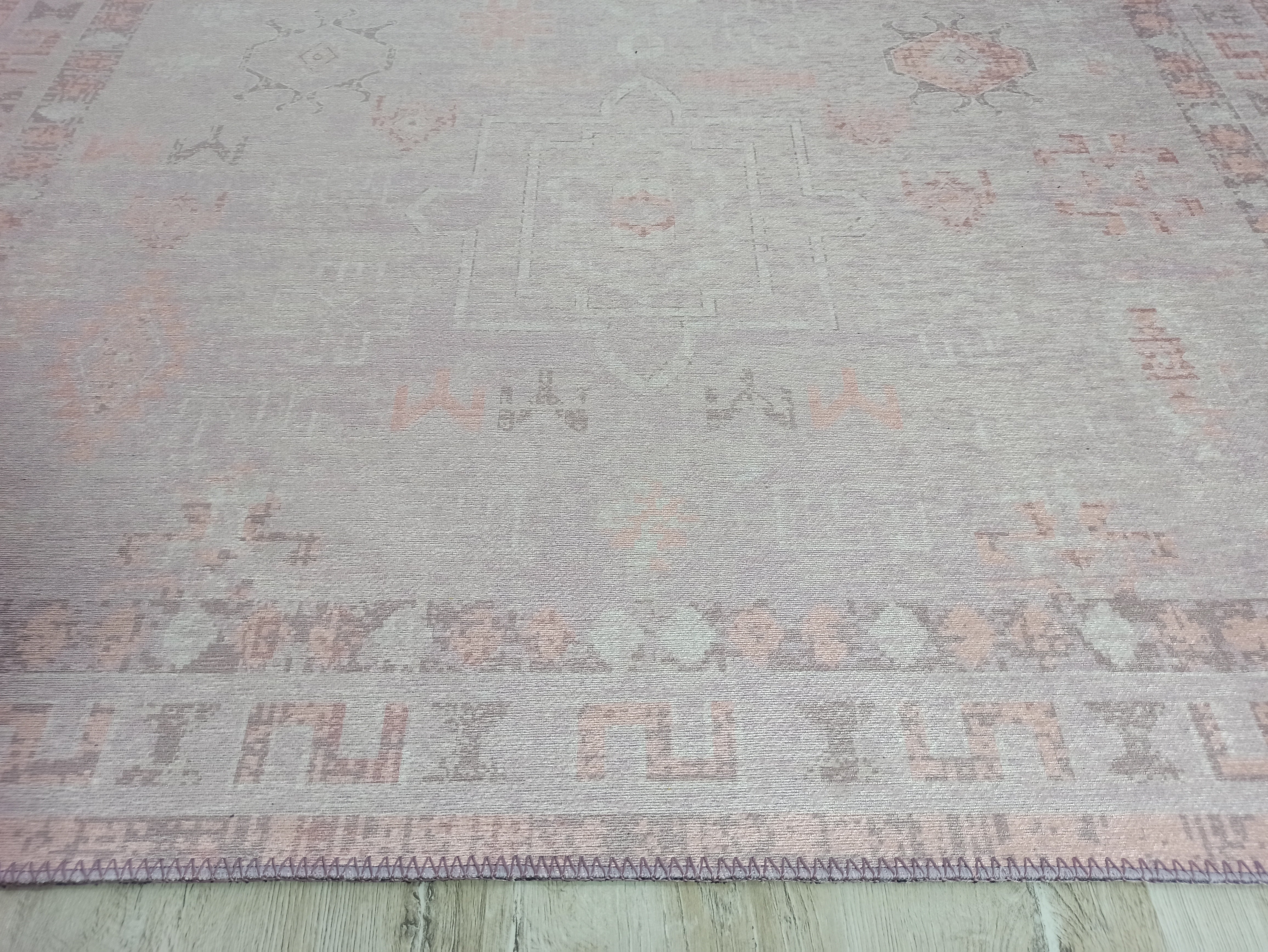 Pudra Pembe ve Lila Etnik Desenli Modern Halı