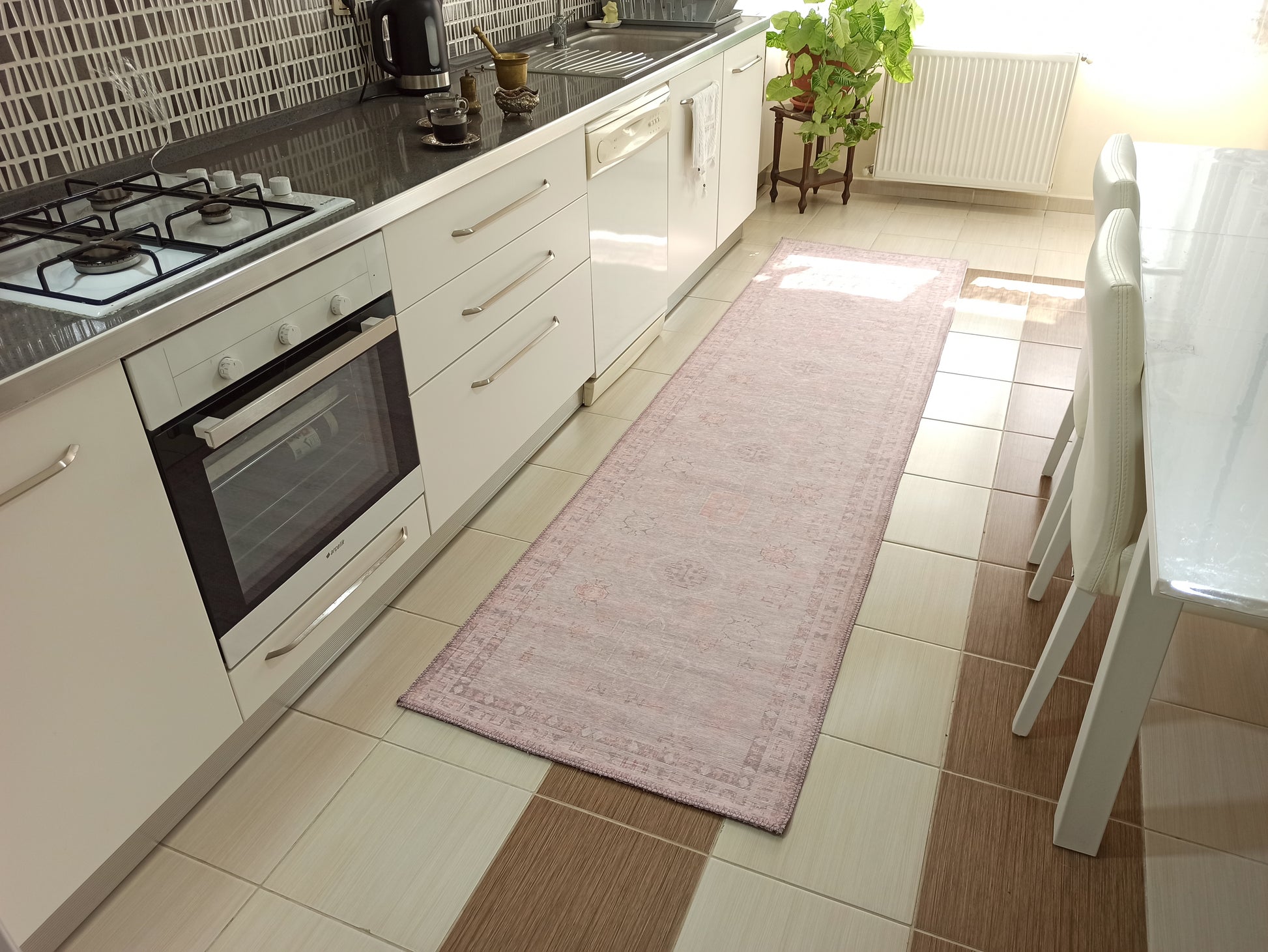 Pudra Pembe ve Lila Etnik Desenli Modern Halı