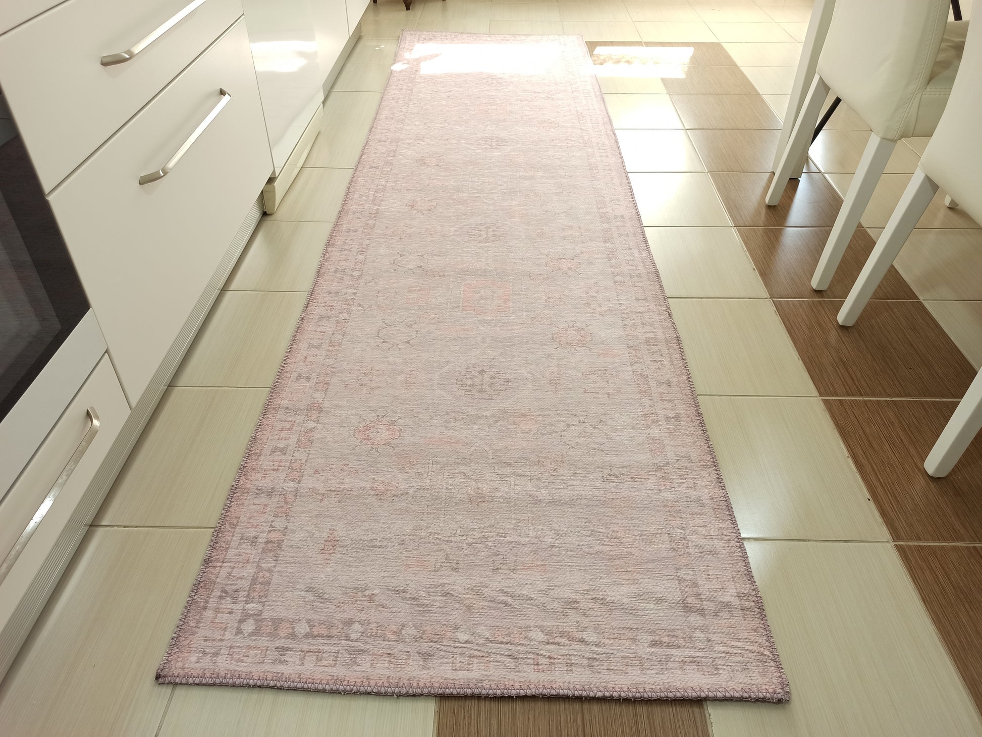 Pudra Pembe ve Lila Etnik Desenli Modern Halı