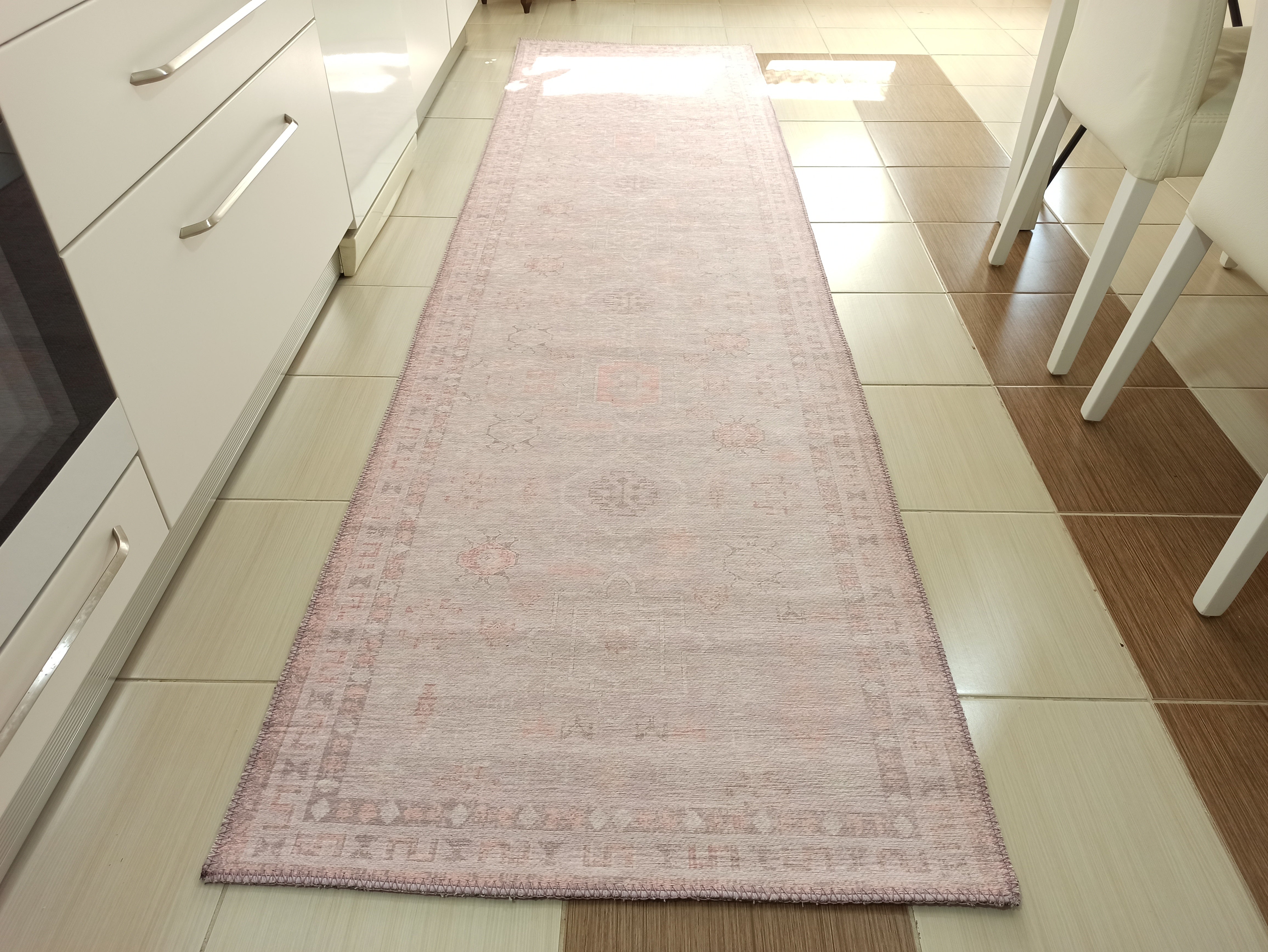 Pudra Pembe ve Lila Etnik Desenli Modern Halı