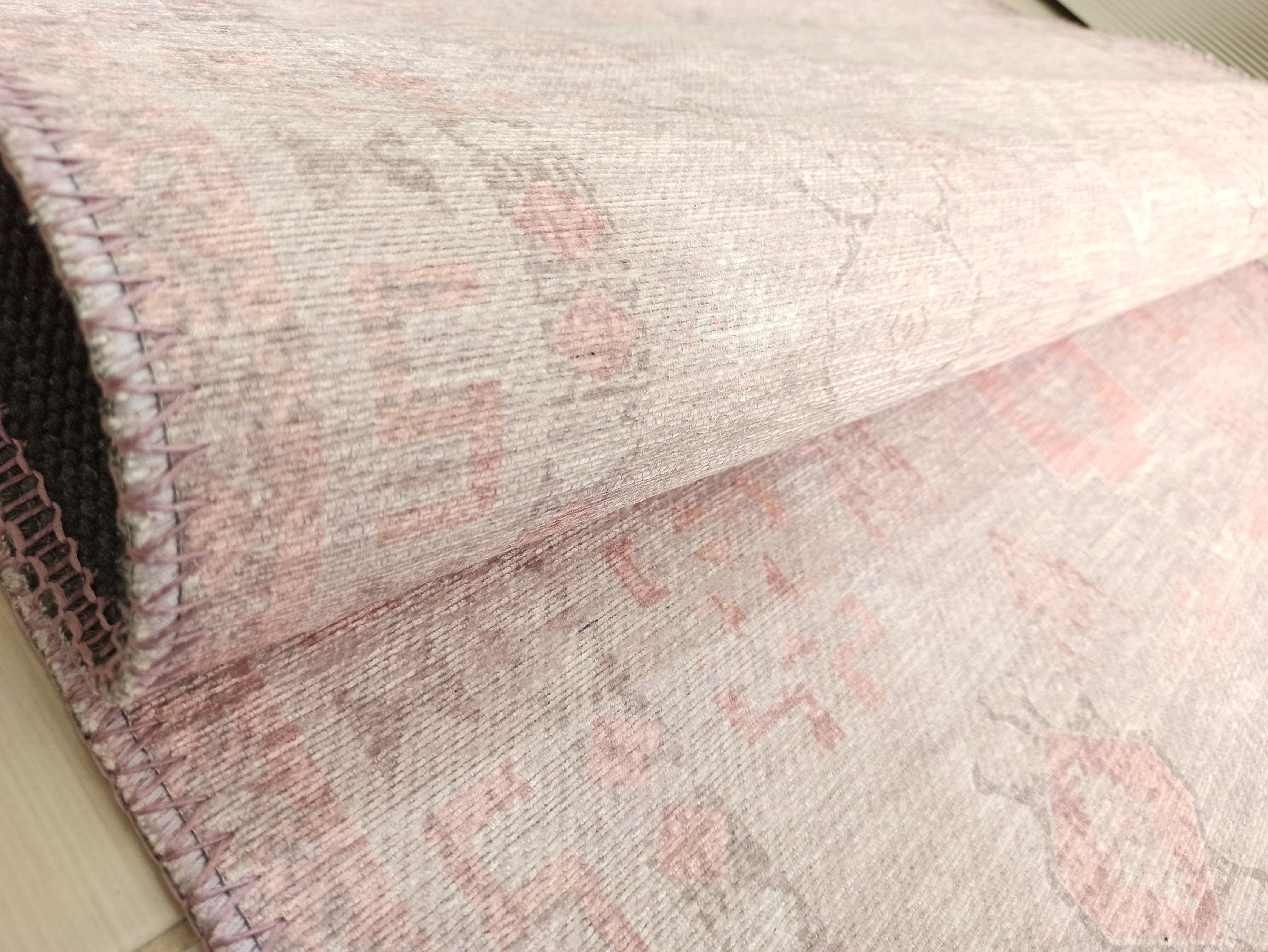 Pudra Pembe ve Lila Etnik Desenli Modern Halı