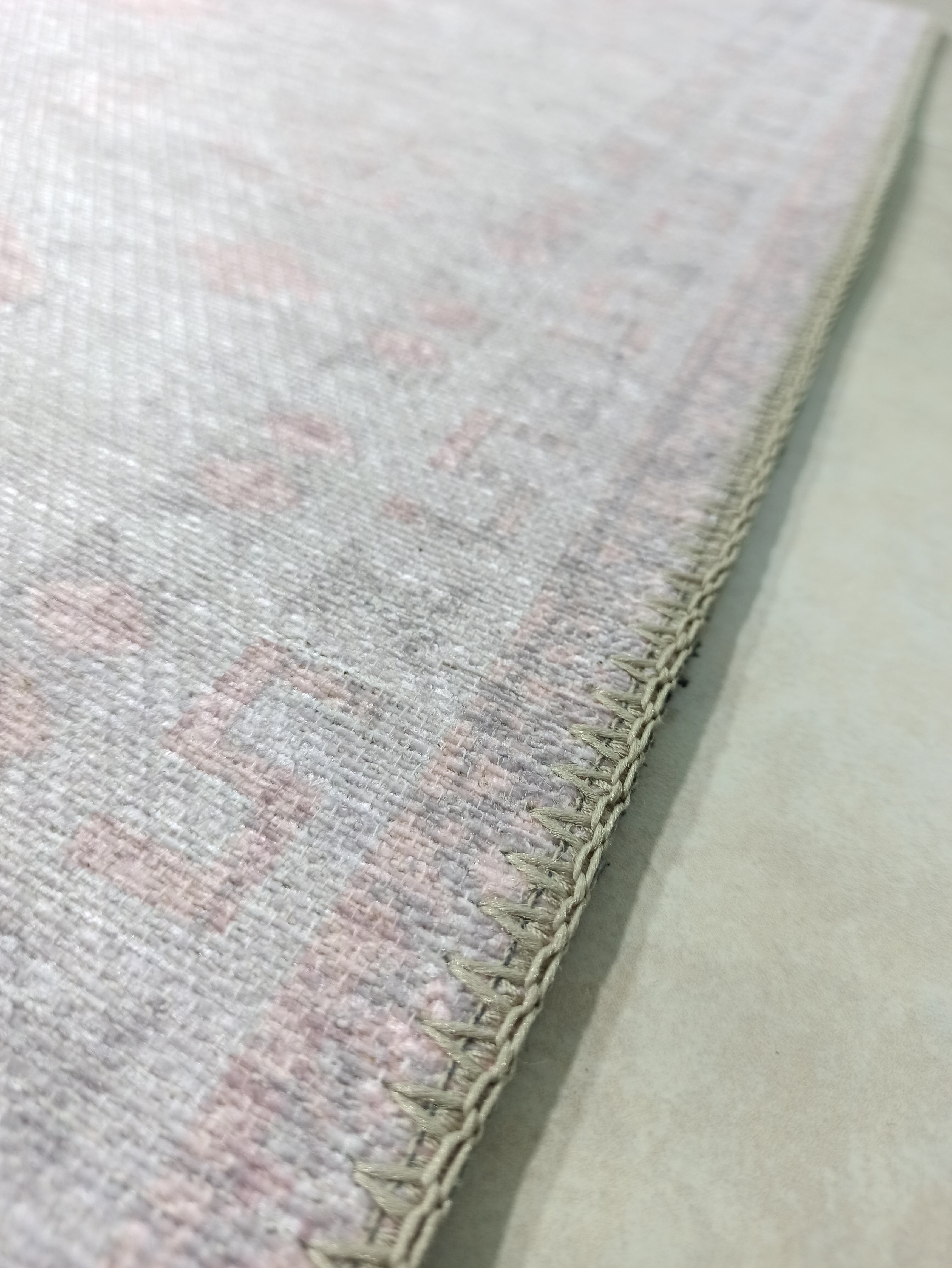 Pudra Pembe ve Lila Etnik Desenli Modern Halı
