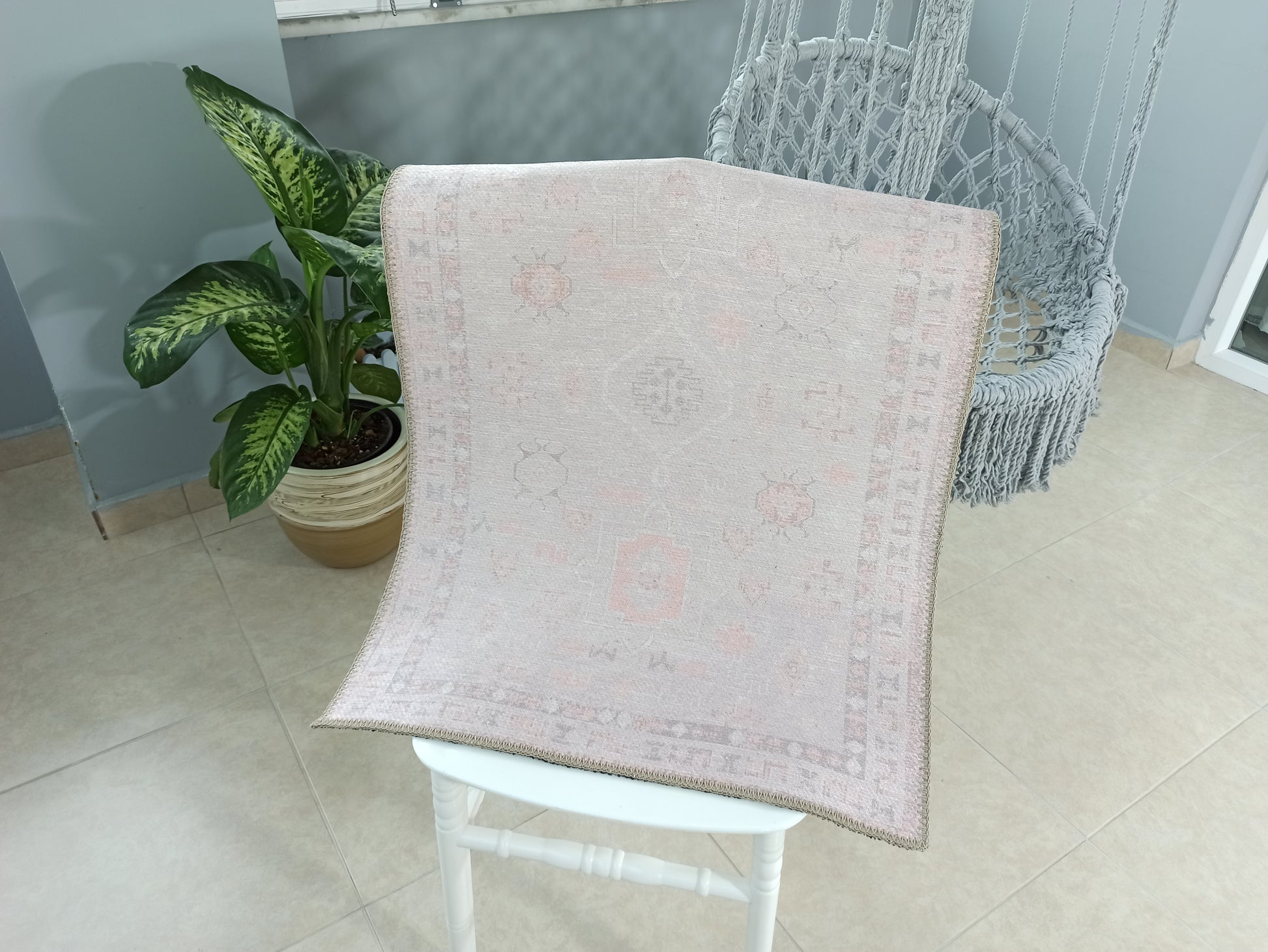 Pudra Pembe ve Lila Etnik Desenli Modern Halı