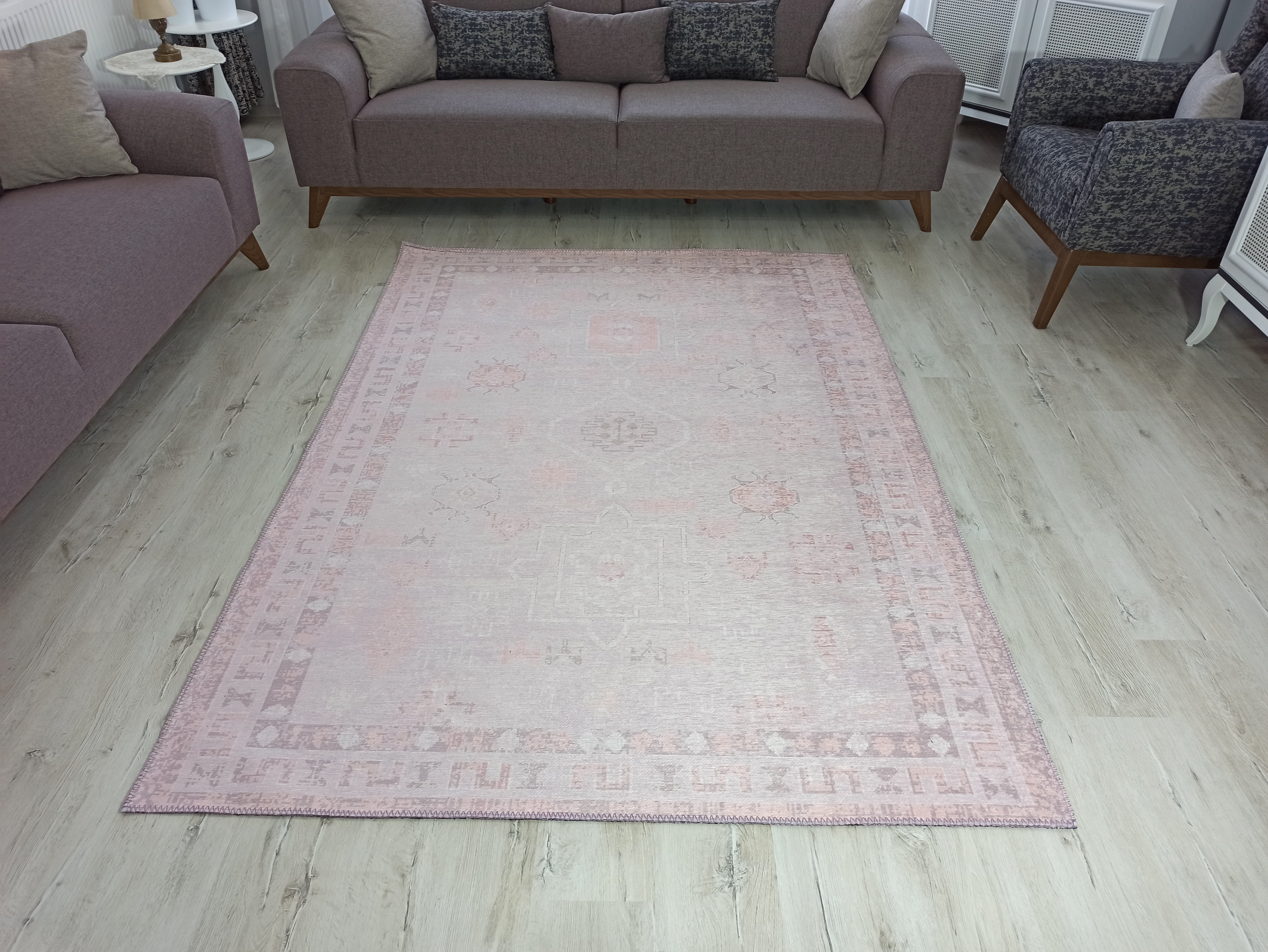 Pudra Pembe ve Lila Etnik Desenli Modern Halı
