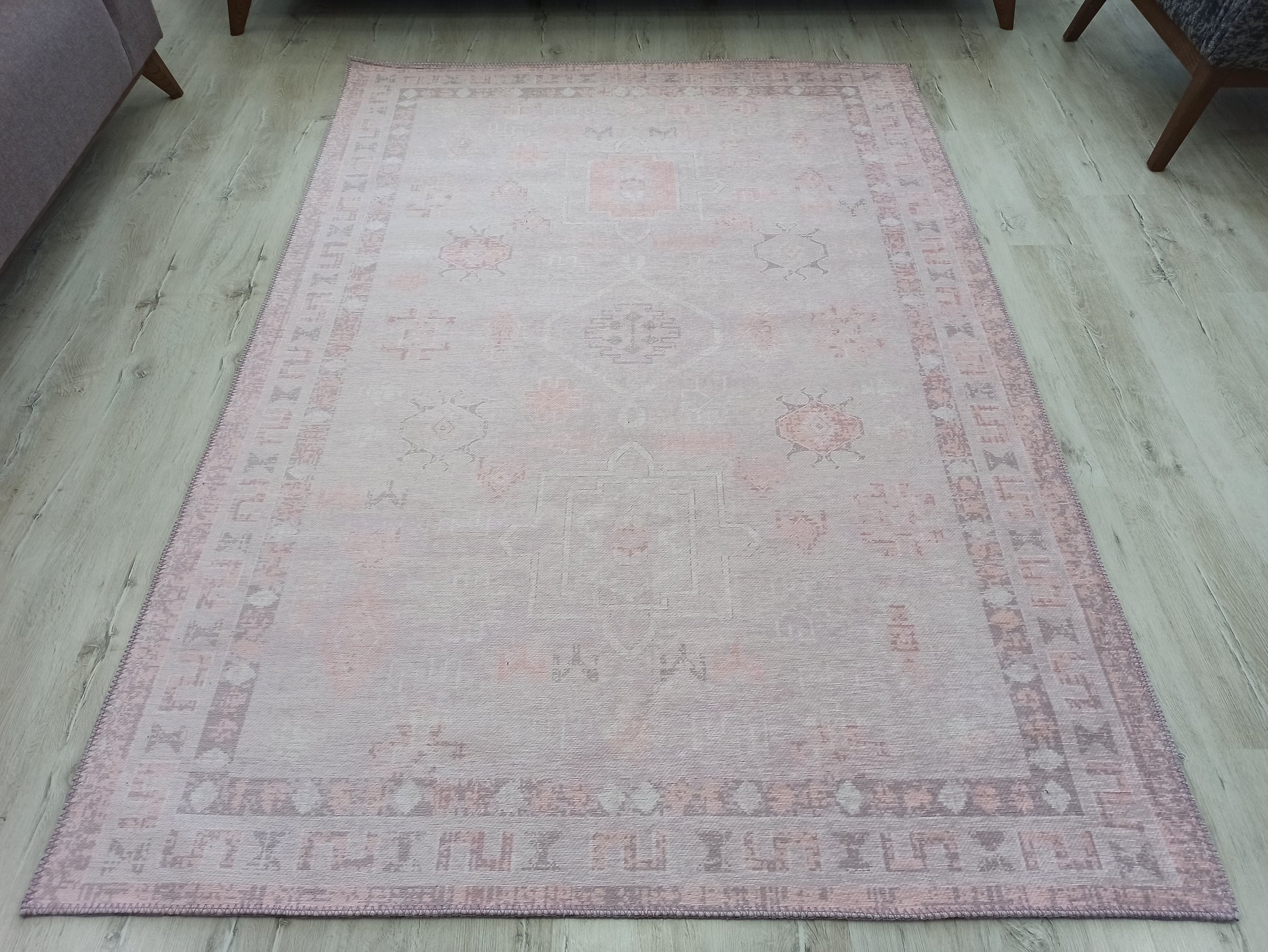 Pudra Pembe ve Lila Etnik Desenli Modern Halı