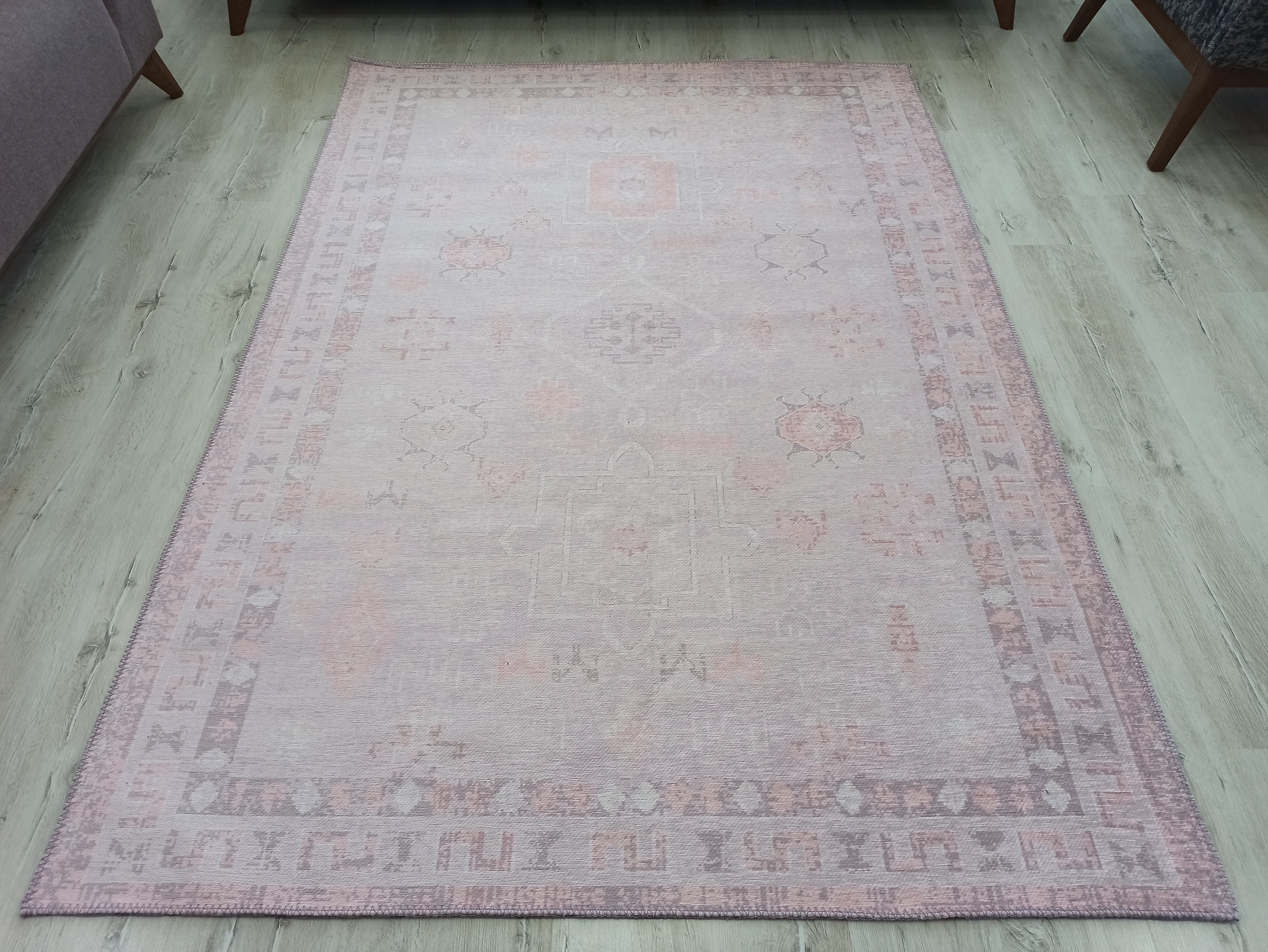 Pudra Pembe ve Lila Etnik Desenli Modern Halı