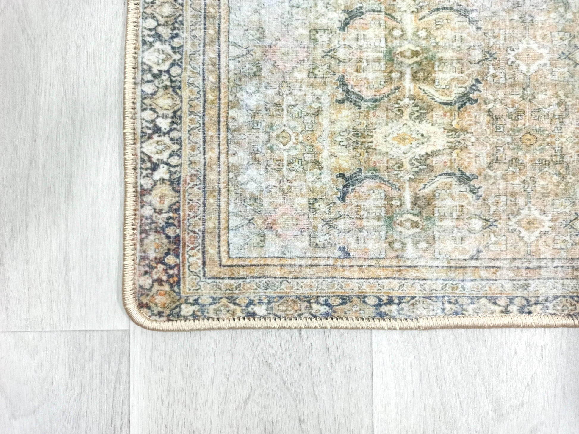 Zeytin Yeşili ve Koyu Yosun Renkli Vintage Halı