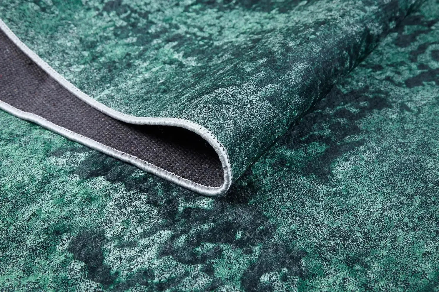 Zümrüt Yeşil Tonlarda Eskitme Halı