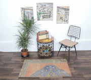 1970'lerden Anadolu kökenli tribal desenli el dokuma vintage halı, 67x121 cm