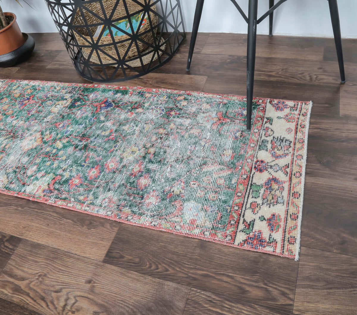 El yapımı vintage halı 61x150 cm çiçek desenli desenli yün - yakın çekim doku detayı