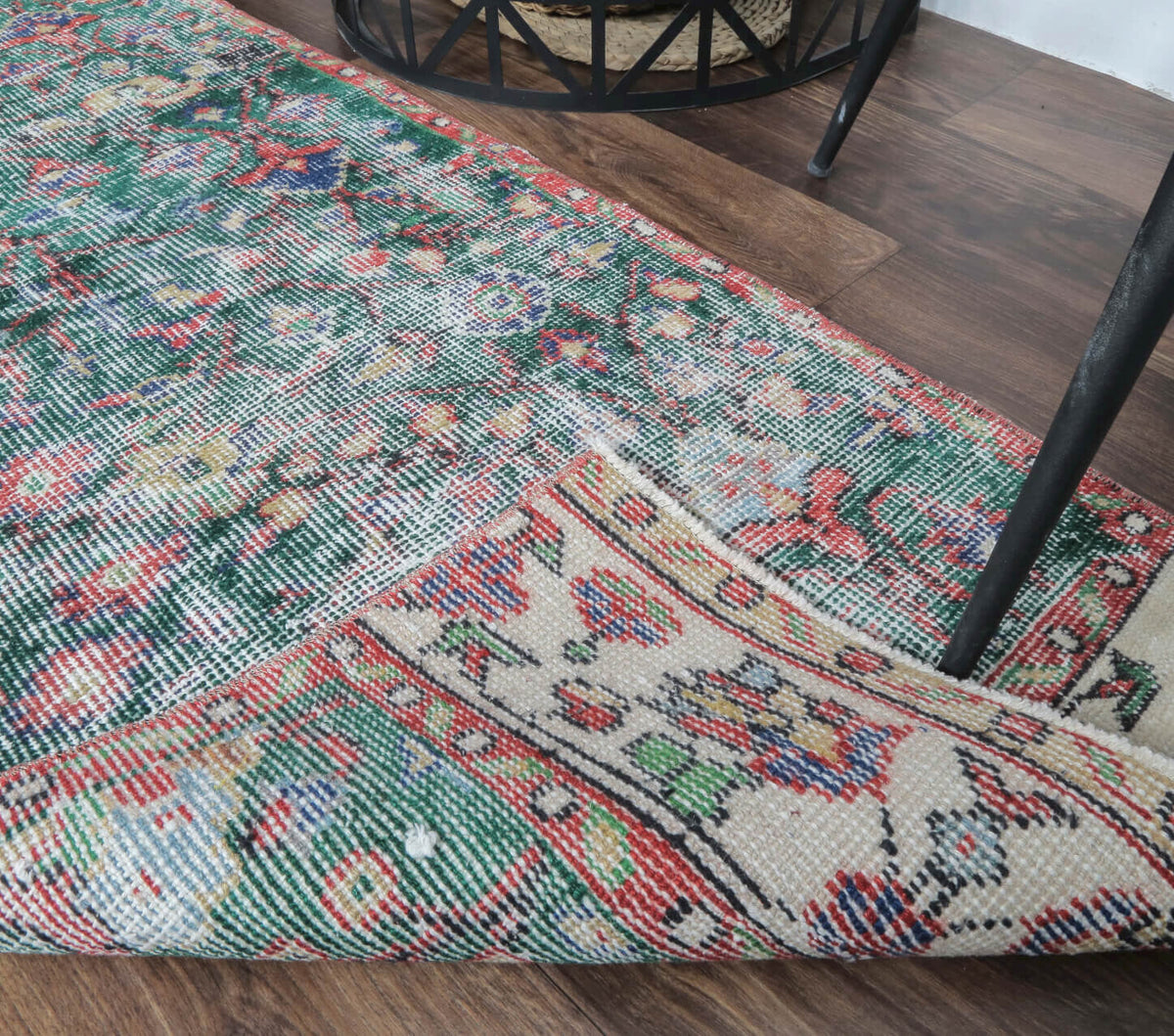 El yapımı vintage halı 61x150 cm çiçek desenli desenli yün - mekan görünümü