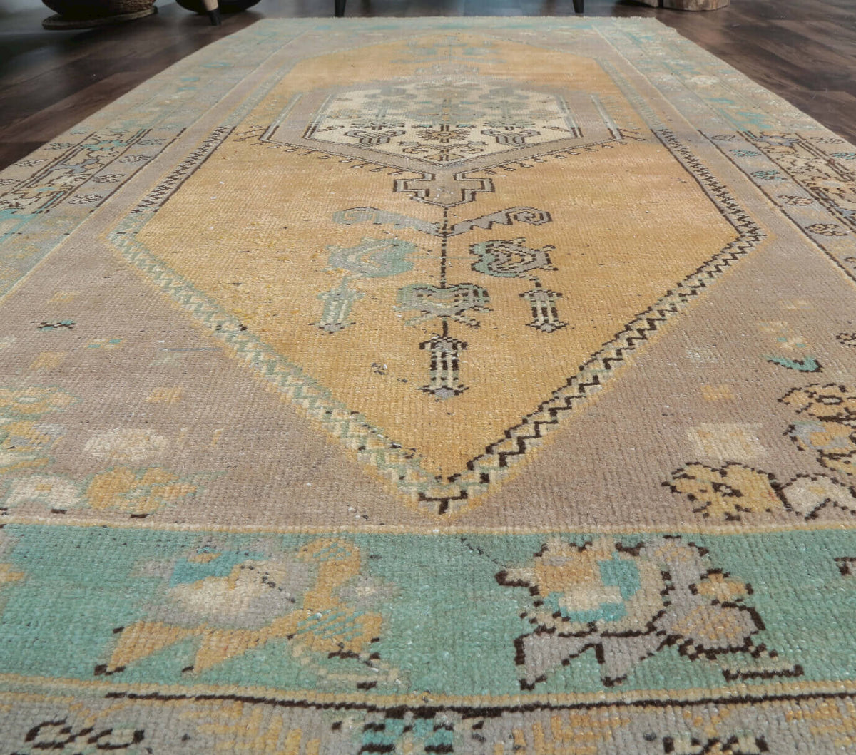 El yapımı vintage halı 91x213 cm tribal desenli yün - açık alan görünümü