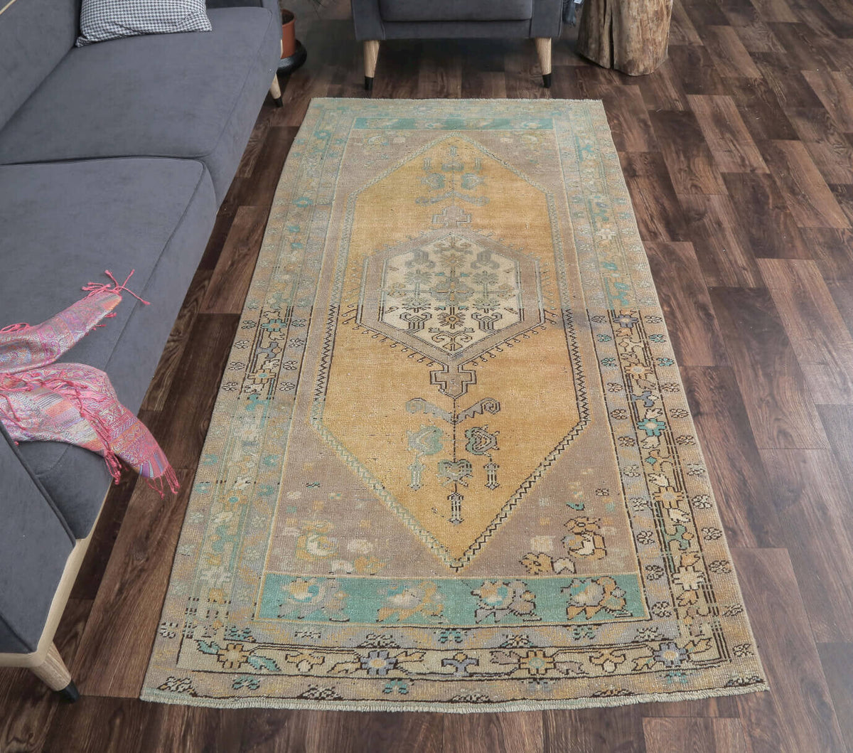El yapımı vintage halı 91x213 cm tribal desenli yün - mekan görünümü